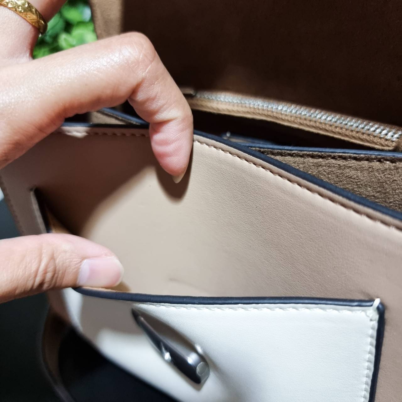 OUTLET 】COACH TABBY TOP HANDLE 20 LEATHER BAG หรูหรามากๆค่ะ สินค้าแนะนำ!! กระเป๋าถือ//สะพายข้างได้ วัสดุหนังแท้อย่างดี หนึ่งใบทำหนัง2แบบได้อย่างลงตัว สวยงาม มีอะไหล่ตัวC ใหญ่ด้านหน้าโดดเด่นหรูมากๆค่ะ 🔺เปิดปิดแบบกดล็อค ภายในมี2ช่องสำหรับใส่ของ สามา