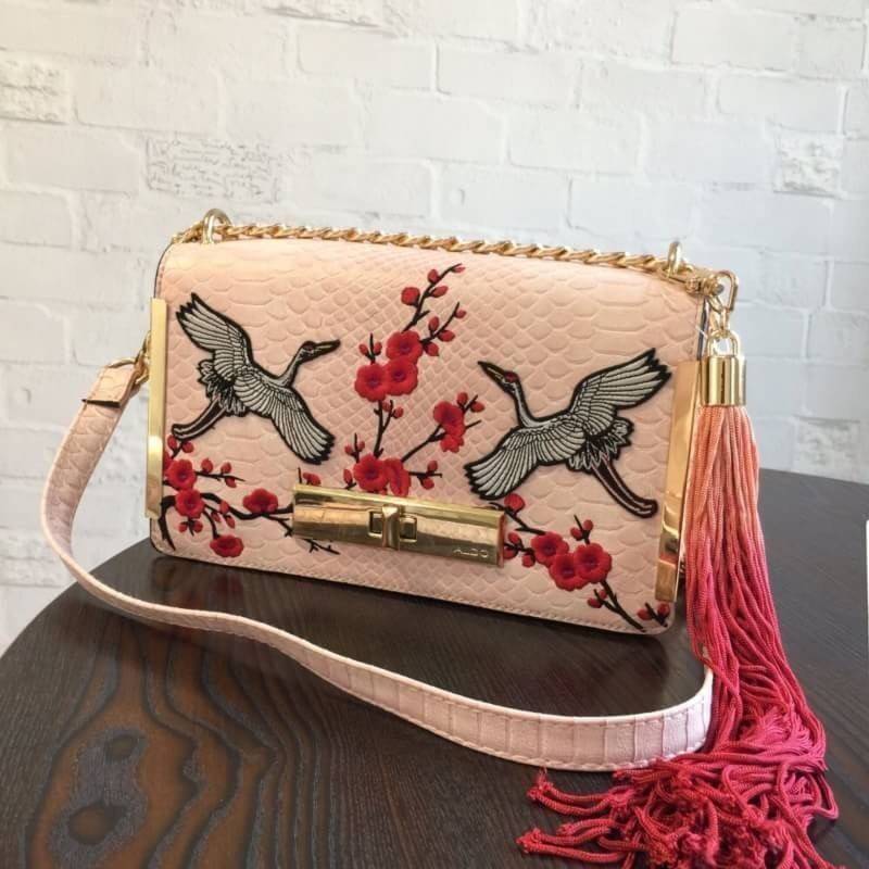 ALDO Bergantino Cross Body Handbag กระเป๋าถือหรือสะพายรุ่นใหม่ล่าสุดจาก ALDO แบรนด์ดังแคนนาดาดีไซน์สุดชิคน่ารักมุ้งมิ้งปักเลื่อมลายนกกระเรียนสวยสดใส พร้อมห้อยฟู่ฟรุ้งฟริ้ง เปิดปิดด้วยล๊อคบิดอะไหล่ทอง ภายในมีโลโก้ ช่องซิปและช่องใส่มือถือใส่กระเป๋าสตางค์ยาว