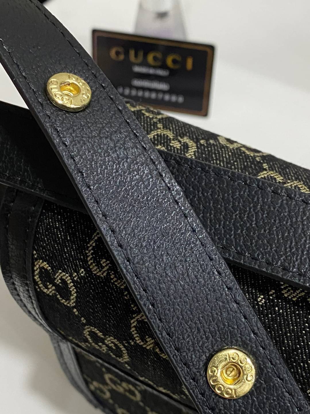 GUCCI Horsebit 1955 shoulder bag กระเป๋าสะพายสุดหรู ผ้า GG เดนิมแจ็คการ์ด ดีไซน์ร่วมสมัยผ่านการออกแบบใหม่ด้วยผ้าเดนิม ถ่ายทอดความรู้สึกเกี่ยวกับการละทิ้งกฎเกณฑ์เดิมๆ ของแฟชั่นผ่านการออกแบบ โดยแบรนด์ถ่ายทอดแนวคิดที่ว่าชิ้นงานควรอยู่เหนือกาลเวลา