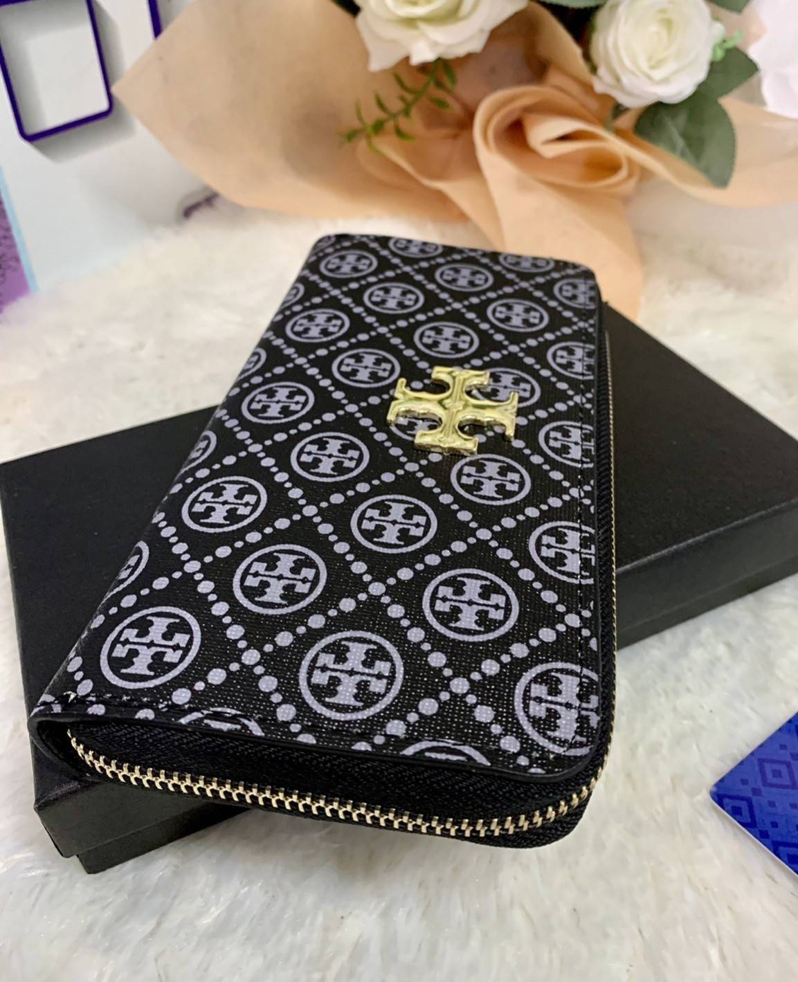 กระเป๋าสตางค์ใบยาว TORY BURCH : Monogram Pattern วัสดุหนังแกะสังเคราะห์ลงเคลือบเพิ่มความเงาอีกชั้น อะไหล่สีทอง **แบบซิปรอบ เปิด - ปิด กระเป๋าด้วยซิปรอบ ด้านในแบ่งออกเป็น 3 Patation ตรงกลางเป็นซิปยาว มีช่องใส่บัตรได้ 8 ใบ หนังเงาสวย จับถนัดมือ พร้อมส่งให้ส