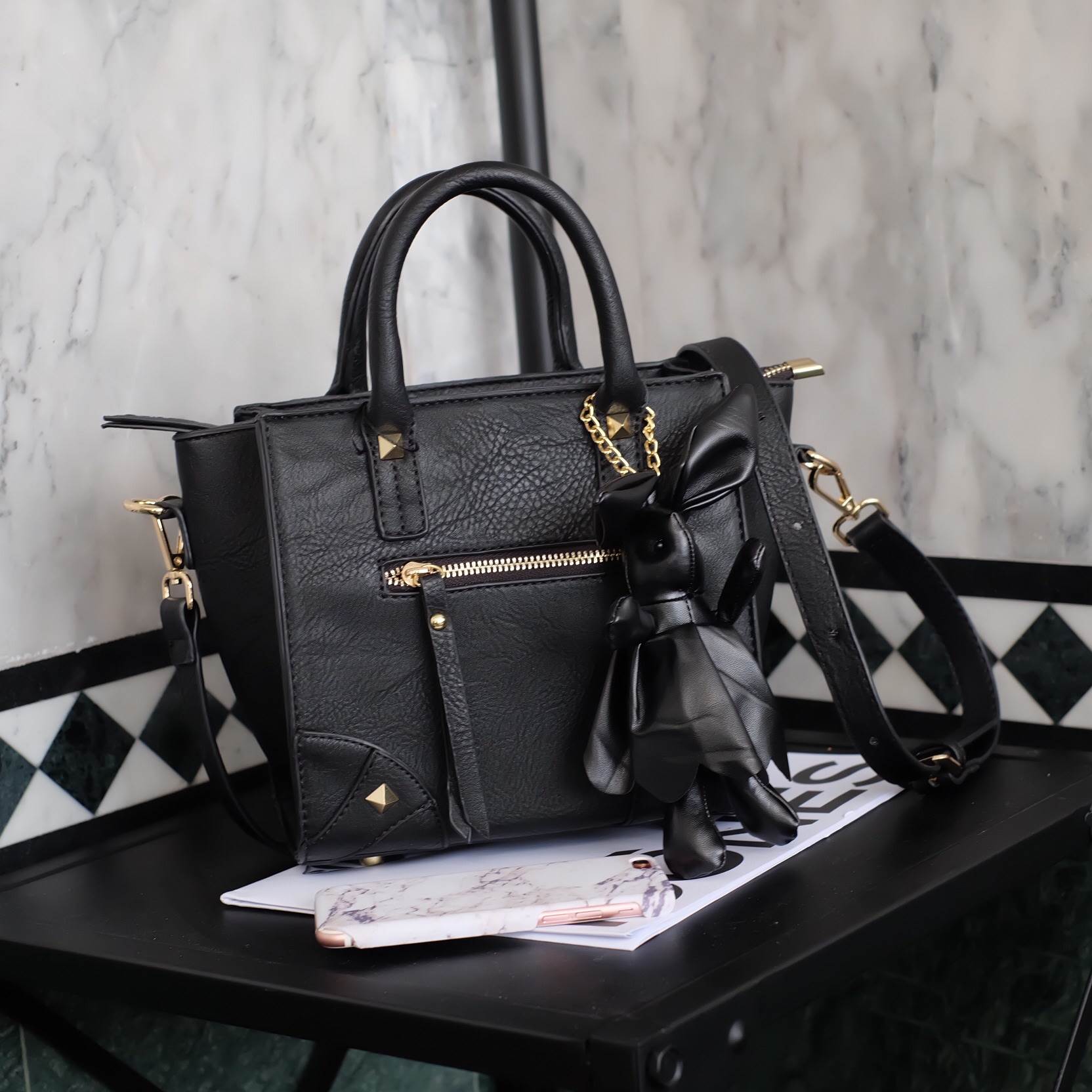 รุ่นใหม่ล่าสุดเลย ห้ามพลาดน๊า !! จากแบรนด์ KEEP รุ่น Teena mini handbag (( size นี้ ใส่กระเป๋าตังค์ยาว และโทรศัพท์ได้ทุกรุ่นคะ )) กระเป๋าสะพายข้าง ขนาดกะทัดรัด หนังเนื้อดี ลายหนังชัด ทนทานคะ น้ำหนักเบา ดีไซด์ ทันสมัย เข้าได้กับทุกชุด สายสะพายเป็นสายหนังปร