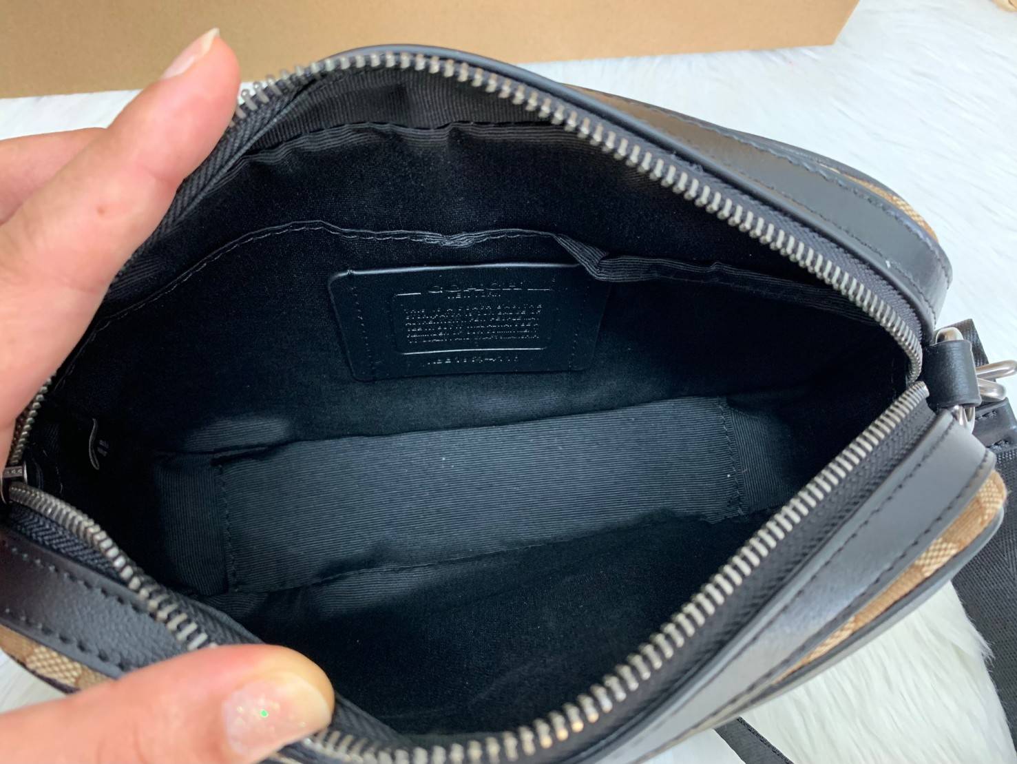 ของแท้ 💯% สินค้าแนะนำ ออกใหม่ ใช้ได้ทั้งชาย//หญิงค่ะ😘 COACH Graham Crossbody In Signature Jacquard With Stripe And Coach Patch ((4118))