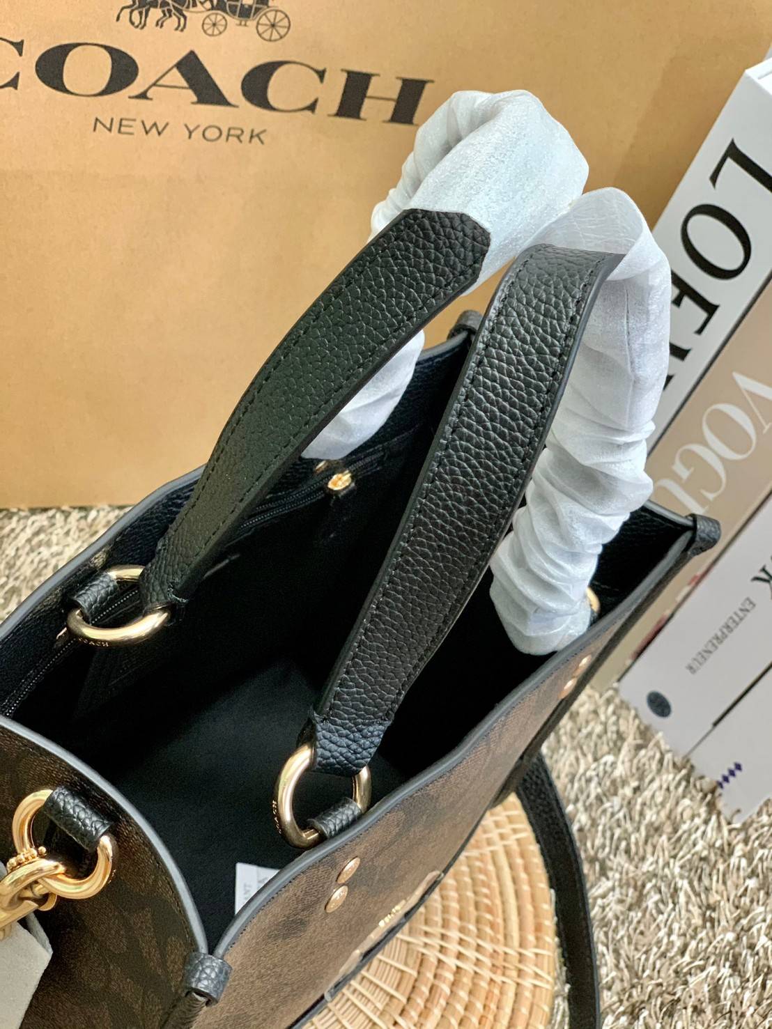 น่าใช้มากๆ สวยเกินราคาไปเลยจร้าา😘 COACH FIELD TOTE 22 SMALL BAG ((C5122)) พร้อมส่งความสวยที่ไทยค่ะ! กระเป๋าหิ้วหรือสะพายข้างได้ หนังแท้นิ่ม ใบจริงสวยมากๆเลยค่ะ ปากกระเป๋าแบบกระดุมแม่เหล็ก ภายในกว้างใส่ของจำเป็นของสาวๆได้เยอะเลย มีช่องซิปและช่องเล็