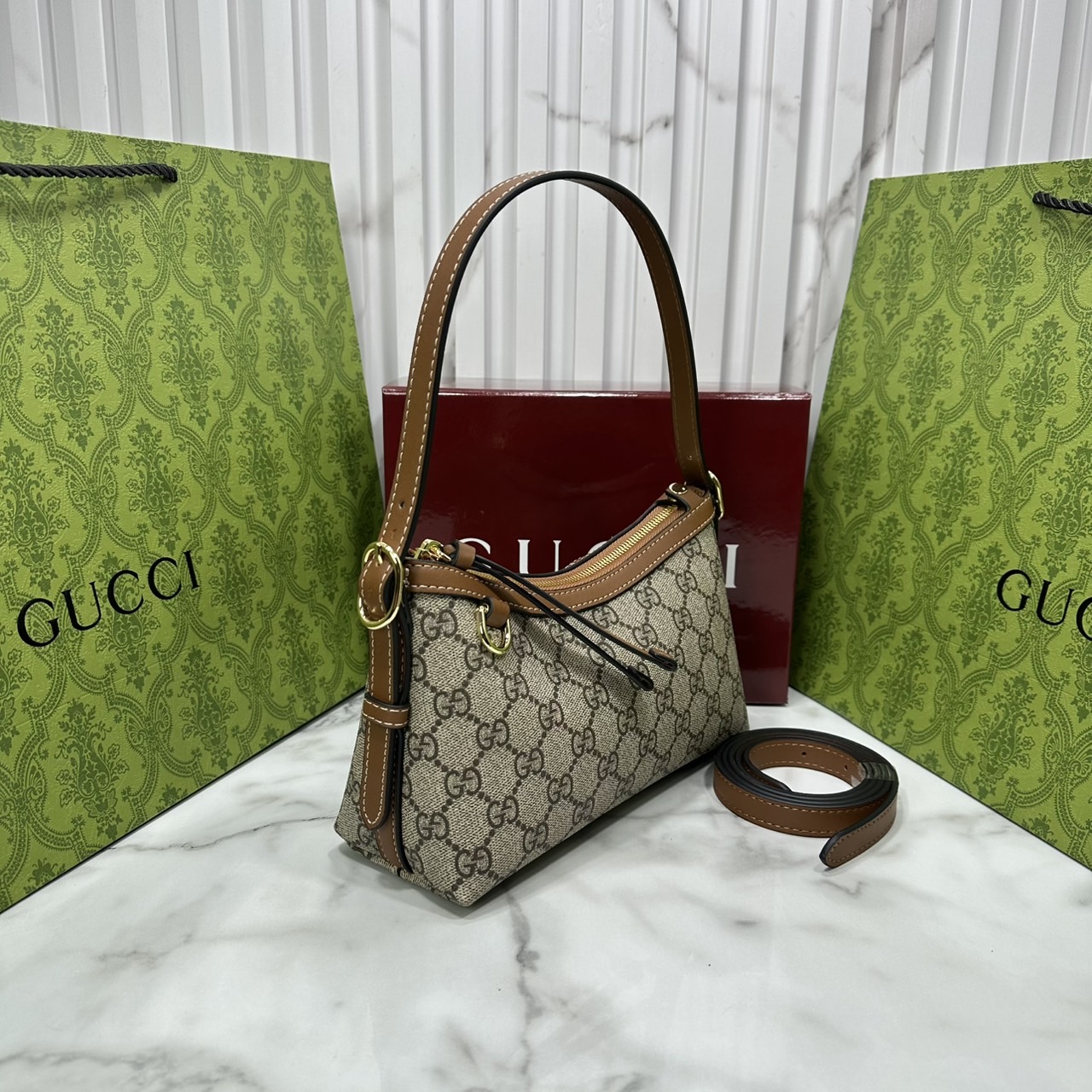 ORI หนังแท้ | Gucci GG Emblem small shoulder bag กระเป๋าสะพายทรงพอช ถือ/คล้องไหล่เก๋ๆหรือสะพายข้างได้ ทรงสวยคลาสสิค มีอะไหล่ห่วงสำหรับห้อยพวงกุญแจได้ เป็นไอเท็มต้องมีและยกเป็น everyday bag ได้เลย