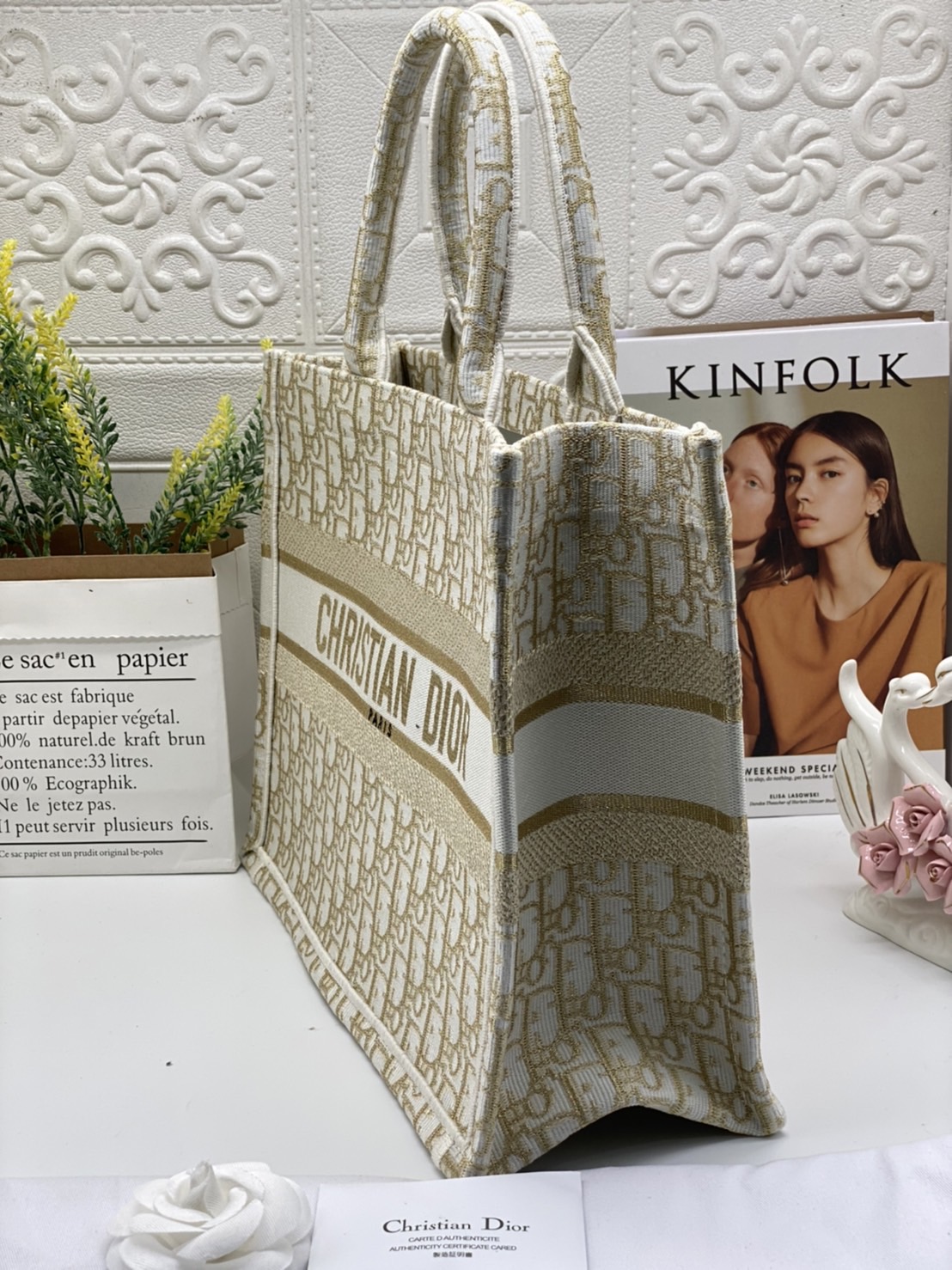 CHRISTIAN MEDIUM DIOR BOOK TOTE เอกลักษณ์ของความหรู เป็นทางช็อปปิ้งBag ที่ต้องมี ภายในโล่งกว้างมาก ใส่ของแบบแน่นๆ จุๆไปได้เลย น้ำหนักเบาสบาย งานออริปักขึ้นรูปสวยมาก มี code stamp พร้อมส่งที่ไทย ภาพสินค้าถ่ายจากงานขายจริง ใช้งานต่างประเทศได้ค่ะ