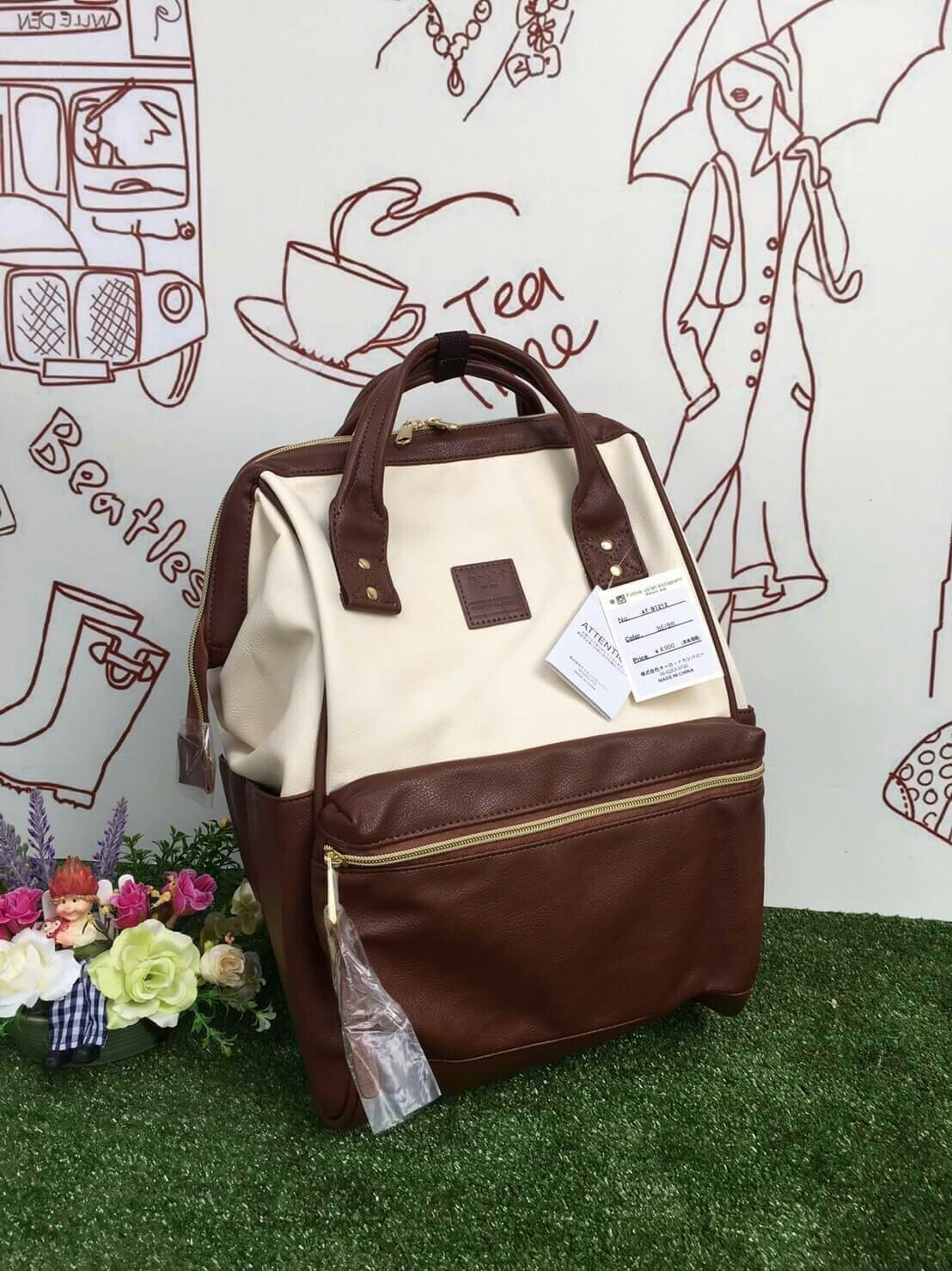 รุ่น คลาสสิก Anello Classic Polyurethane Leather Rucksack เป้อเนลโล ทำจาก PU Leather ทั้งใบ ดูแลทำความสะอาดง่าย น้ำหนักเบา สวยน่ารักดูดีค่ะ รุ่นนี้เป็นขนาดคลาสสิก (regular) สายสะพายแข็งแรง ด้านในบุผ้าอย่างดีค่ะ ด้านหลังและสายสะพายมีฟองน้ำช่วยซับพอร์ตไม่เจ