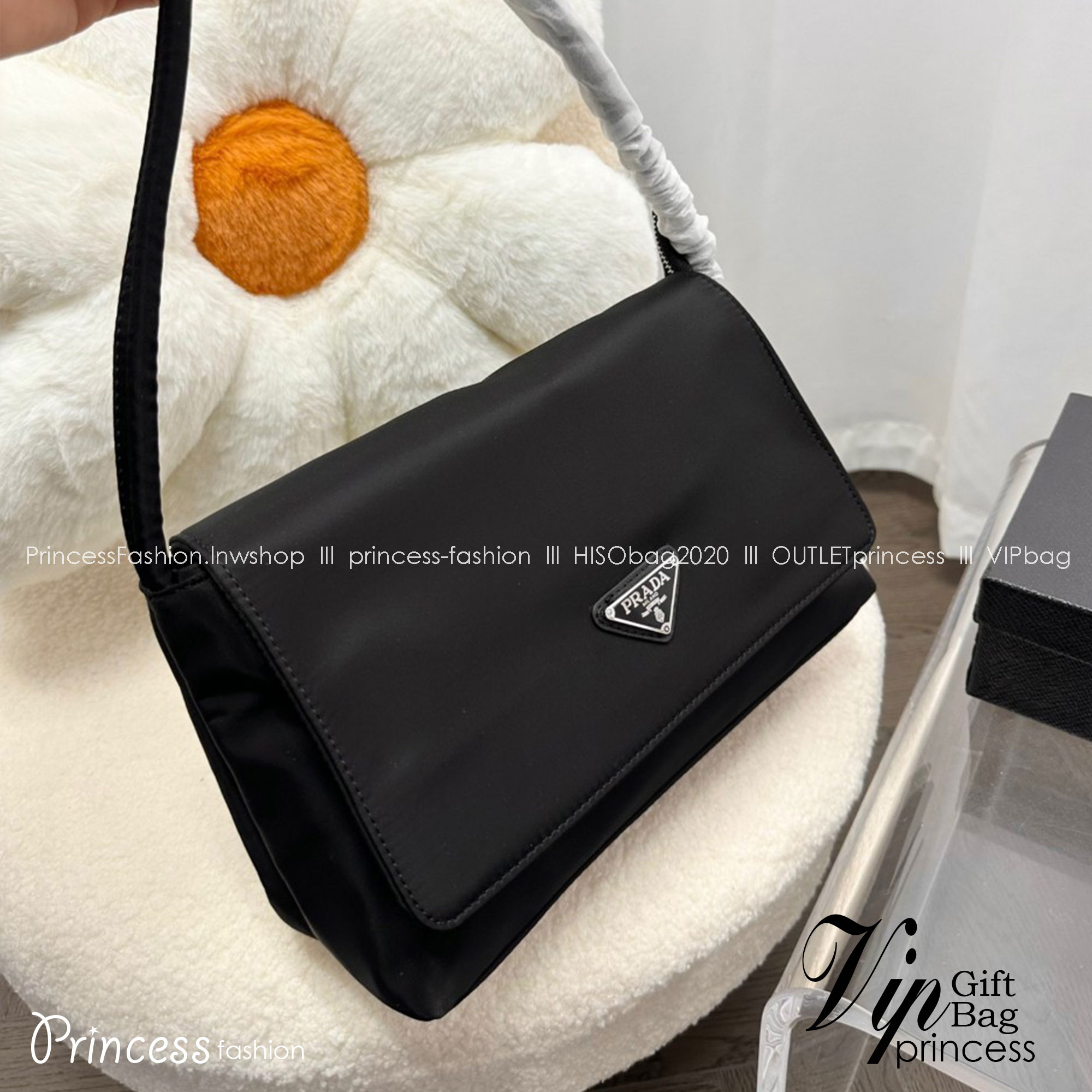 Prada nylon shoulder bag ทรงยอดฮิตของคุณผู้หญิงเลยค่ะ วัสดุทำจากผ้าไนล่อน อย่างหนา กันน้ำได้คะ มีโลโก้แบรนด์อยู่ข้างหน้า ตัวกระเป๋าอยู่ทรง อะไหล่เงินทั้งใบ ด้านในบุผ้าลายแบรนด์อย่างดี