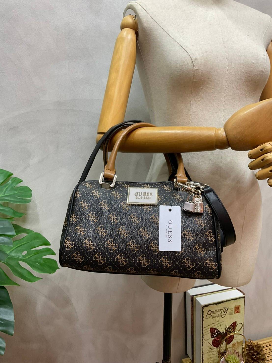 Guess Handbag with Small Shoulder Strap Tyren SG796605 New collection!! Guess ทรงหมอน ขนาดเล็ก ลายซิกเนเจอร์แบรนด์ ทรงหมอนยอดฮิต มีให้เลือก 5 สี สีสวยคลาสสิก เข้ากับง่ายกับทุกชุด ปิด/เปิด ด้วยซิป ภายในโล่งกว้าง แยกเป็นสัดส่วนใช้งาน ซับในตราแบรนด์ ใส่กระเป