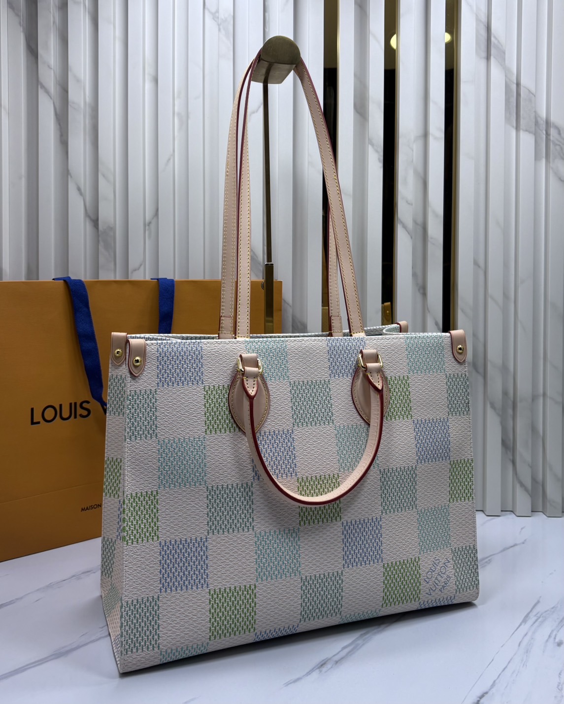 ORI หนังแท้ | LV OnTheGo MM Damier Giant Canvas Pistachio colorway กระเป๋าสะพายทรงโท้ท ดีไซน์สีพาสเทลน่าหลงไหล สวยหวานใหม่ล่าสุด
