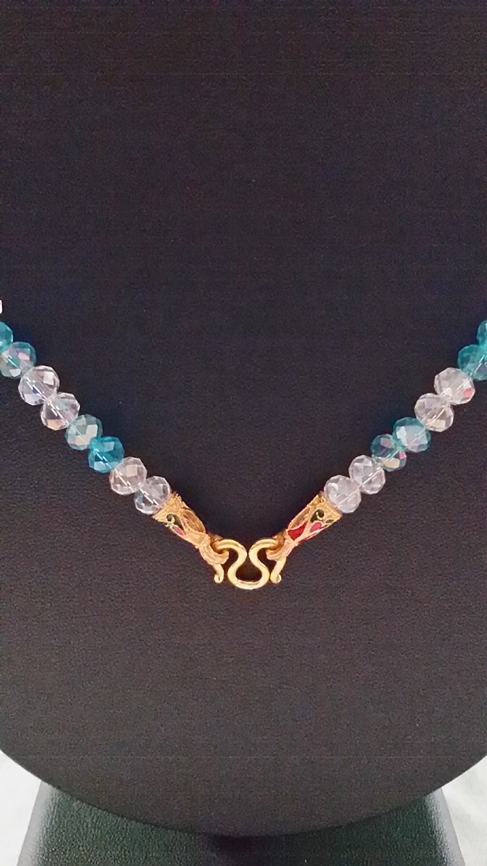 สร้อยคอคริสตัลฟ้าสลับขาว(ใส่พระได้1องค์) ความยาวทั้งเส้น 24 นิ้วค่ะ