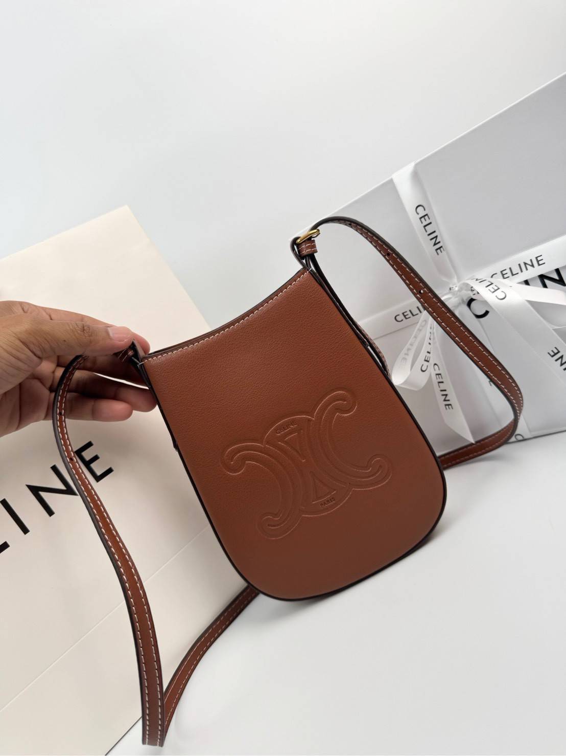 ORI หนังแท้ | CELINE PHONE POUCH HELOISE IN SUPPLE กระเป๋าใส่โทรศัพท์ เรียบหรู ด้วยลวดลาย Triompe ที่แสดงถึงความเป็นเอกลักษณ์ของแบรนด์