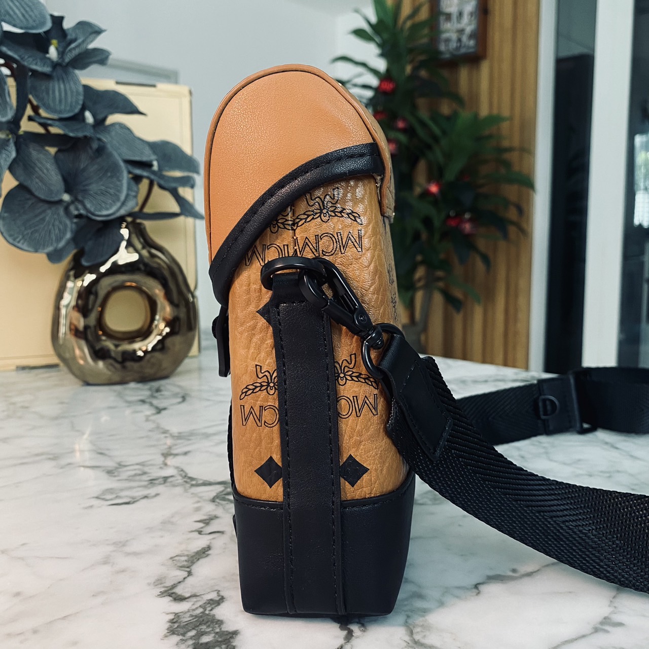 M.C.M Small Aren N/S Crossbody in Visetos Cognac คอลใหม่เอาใจหนุ่มๆ สั่งก่อนหล่อก่อนน้าา!! กับกระเป๋าสะพายข้างสุดชิค ที่ดูดีมีเสน่ห์มากๆ เห็นแล้วก็ต้องหลงแน่นอน