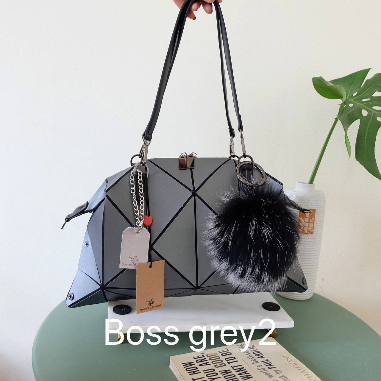 ห้ามพลาดเลยน๊า !! มาใหม่ กระเป๋าถือ/สะพาย ทรงสวย เหมือนซื้อ1ได้4 โอ้ย 🤩🤩 คุ้มสุดๆไปเลยค่า เพราะตัวกระเป๋าปรับได้ถึง4 แบบตามการใช้งานเลยน๊าแถมตัวกระเป๋าน้ำหนักเบาอีกด้วย ✨✨✨ สายสะพายถอดได้แถมสายยาวให้อีก 1 เส้น กระเป๋าท