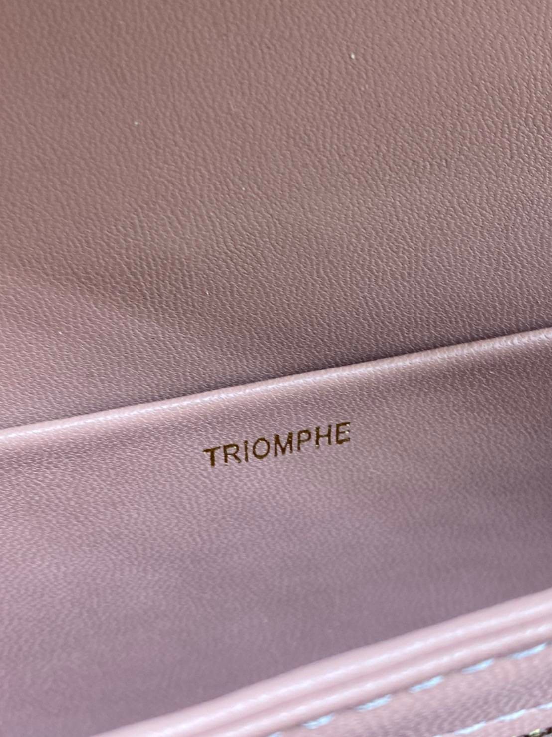 หนังแท้ CELINE TRIOMPHE CROSSBODY BAG ดีไซน์ยอดนิยมสไตล์สาว LISA ทรงสี่เหลี่ยมหนังสวยหรูอยู่ทรงเปิดปิดด้วยฝาปิดโลโก้แบรนด์อะไหล่ทอง ภายในมีช่องหลัก ช่องย่อย และช่องซิป สามารถใส่มือถือของใช้จุกจิกได้เยอะ มาพร้อมสายสะพายหนังยาวปรับระดับได้ จะสะพายไหล่ CROSS