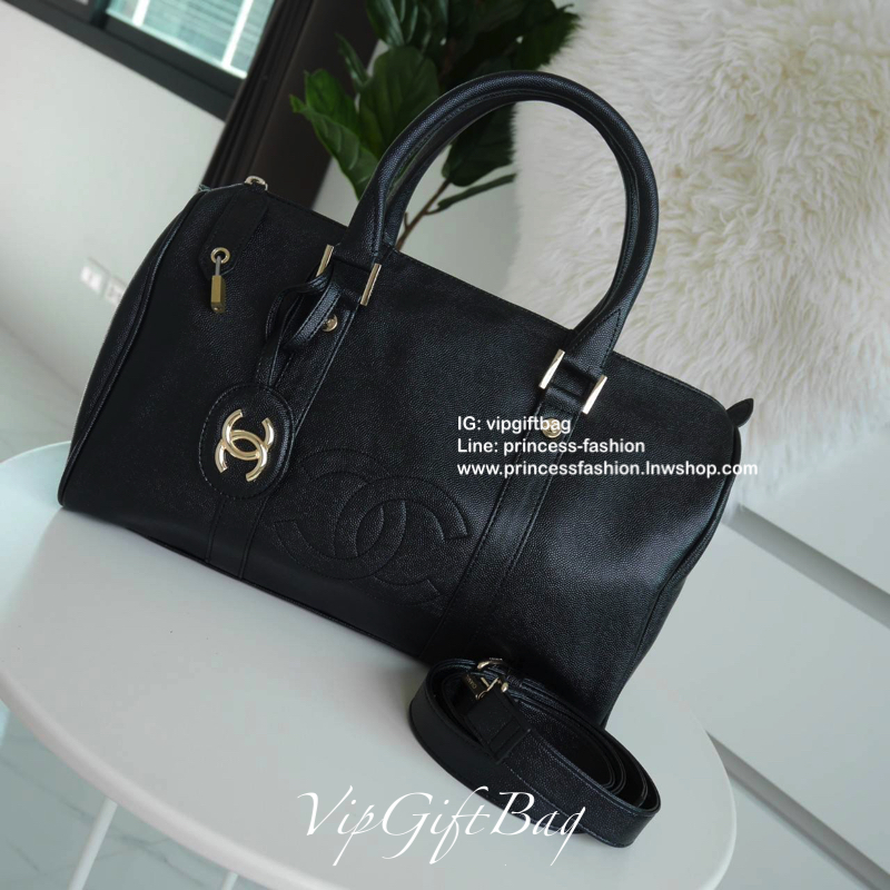 CHANEL CAVIAR HANDBAG VIP GIFT BAG กระเป๋าทรงหมอนขนาดกำลังดี #สวยหรูมาก งานพรีเมี่ยมกิ๊ฟของเเท้จาก CHANEL COUNTER แบรนด์ดัง หนังคาเวียร์เต็มใบ ด้านหน้าปั้มจมโลโก้สวยหรู เปิดปิดด้วยซิป ประดับTAG โลโก้แบรนด์อะไหล่ทอง มาพร้อมที่ล้อคกุญแจแสนเก๋ ใช้งานได้จริง 