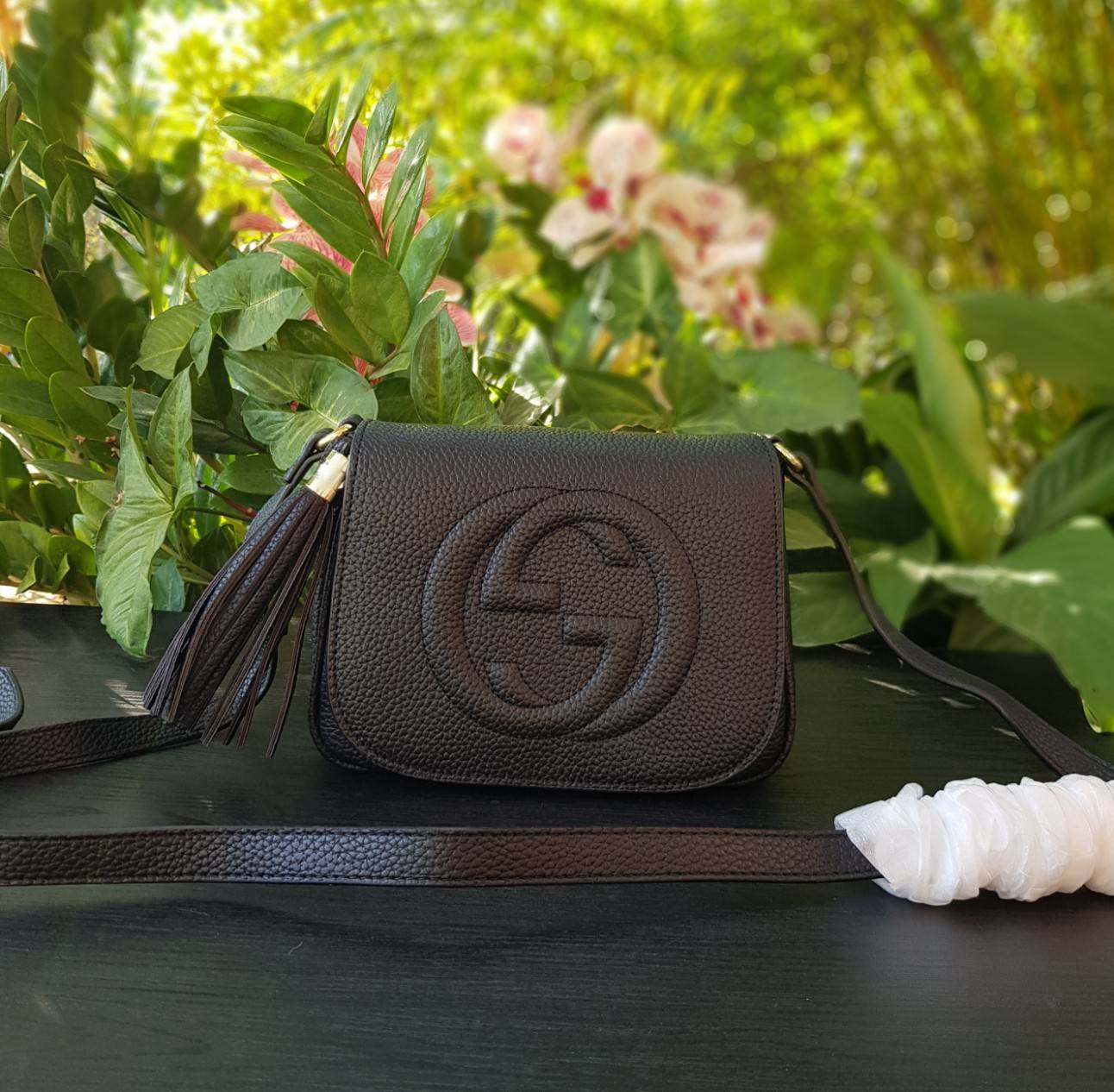 GUCCI Soho small leather disco bag กระเป๋าสะพายครอสบอดี้ทรงสวย ขนาดกำลังดี ใช้งานง่าย เข้าได้กับทุกลุค สายหนังยาวปรับระดับได้ตามการใช้งาน