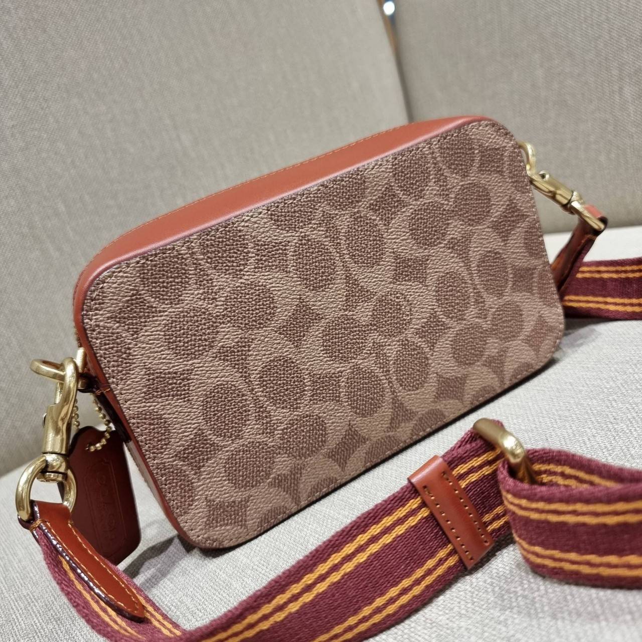 COACH C6744 CHARTER SLIM CROSSBODY IN SIGNATURE CANVAS WITH PATCHES คอลเลคชั่นฮอลิเดย์ สดใสพร้อมปังพร้อมส่ง!! น่ารักมากๆกับดีไซน์สกีเรทโทรวินเทจ วัสดุหนังแคนวาสเคลือบลายสลับหนังแท้ โดดเด่นด้วยแพทช์ลายสวยคม ดีเทลความเลิศมันอยู่ตรงนี้!! ตรงที่มีน้องใบเล็กมา