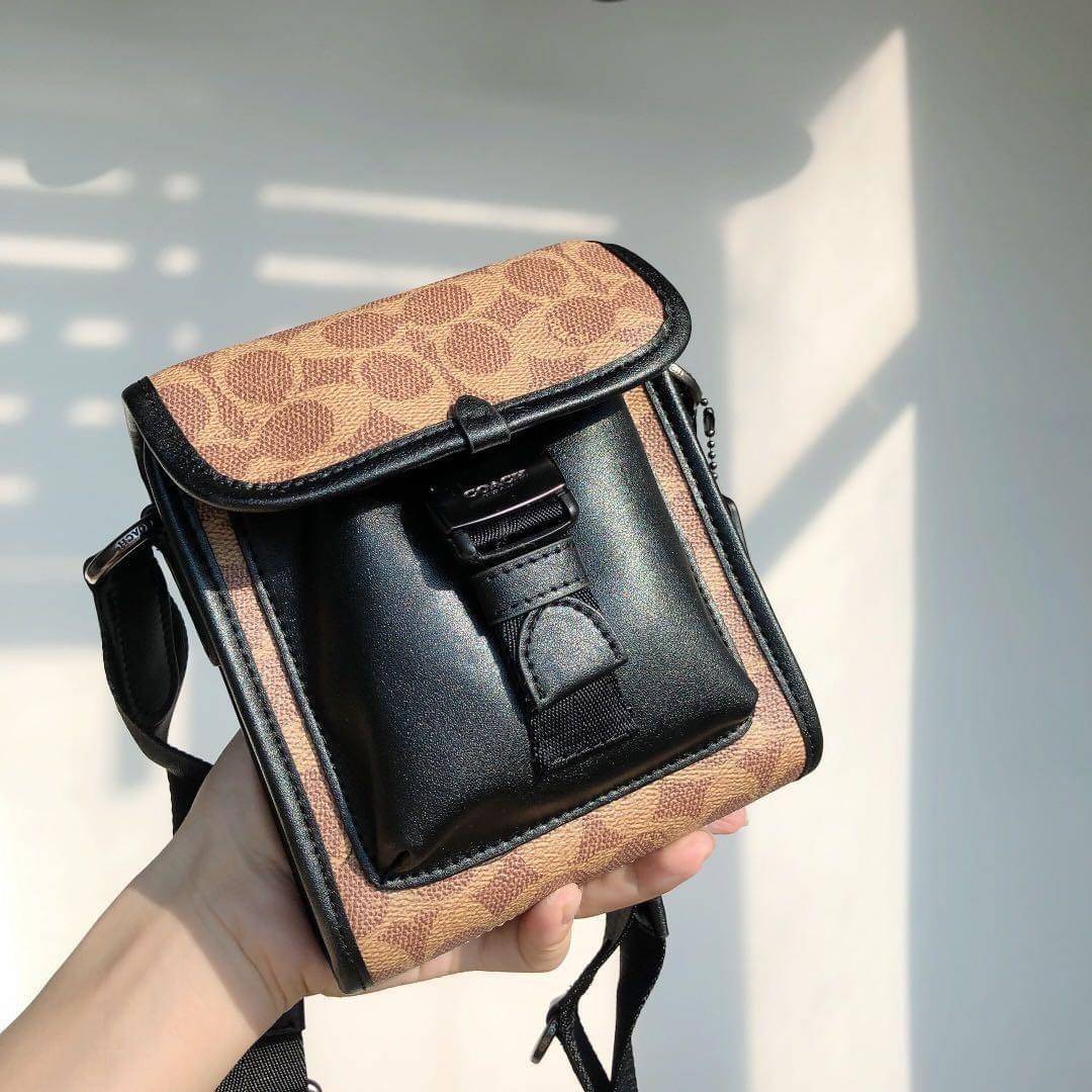Coach C2600 Classic Logo Canvas Charter / COACH CHARTER NORTH/SOUTH CROSSBODY WITH HYBRID POUCH IN SIGNATURE CANVAS กลับมาเอาใจหนุ่มๆกันอีกครั้ง!! หล่อได้ไม่ซ้ำใคร กับไอเท็มสุดหรู กระเป๋าสะพายข้างรุ่นนี้ ดีไซน์ทรงกล่อง เรียบหรู วัสดุหนังแคนวาสสลับหนังแท้ 