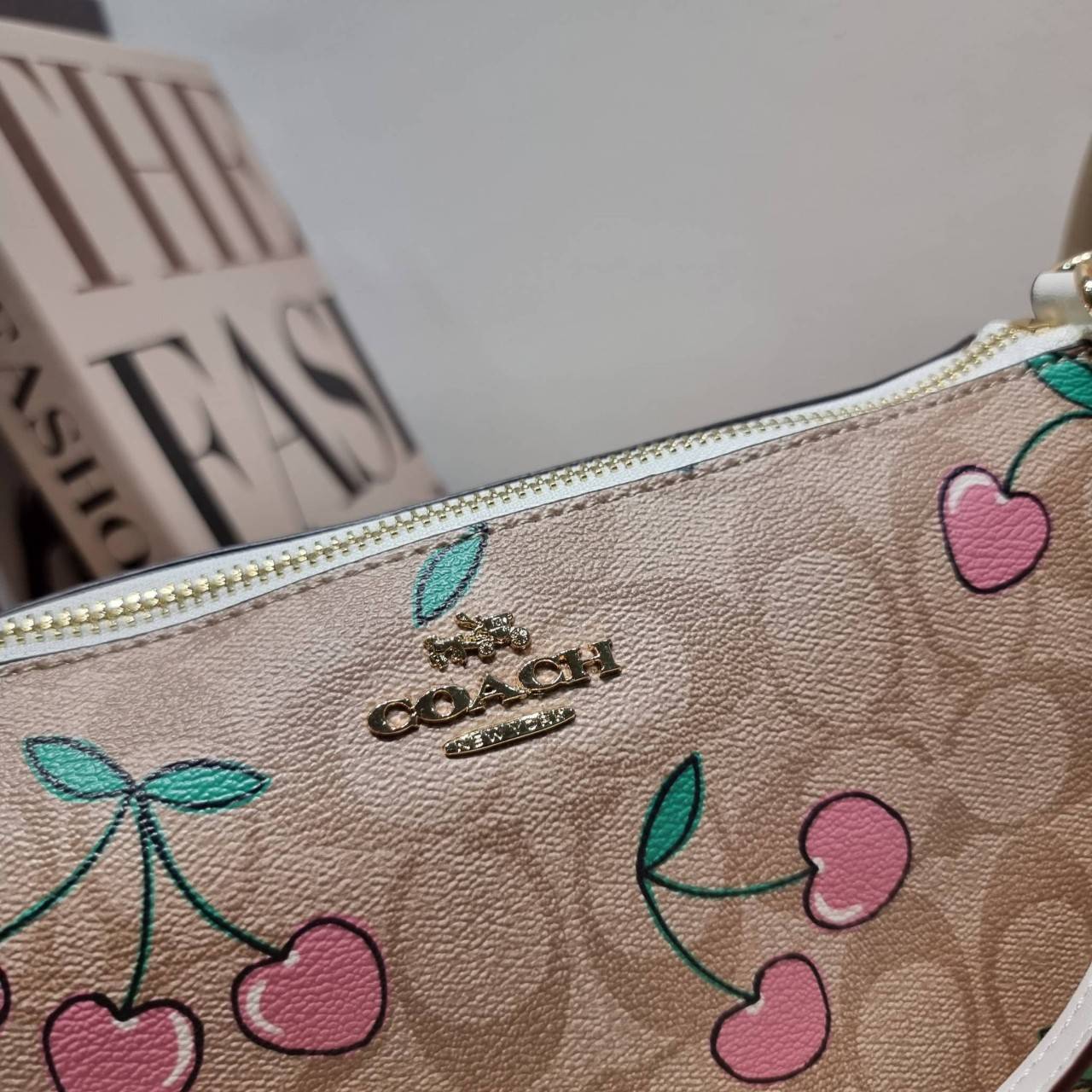 COACH F58321 TOP HANDLE POUCH คอลเลคชั่นสุดฮิต กับดีไซน์ใหม่ น่ารักน่าใช้ทุกแบบ กระเป๋าพอชทรงใช้งานง่าย สะดวก กะทัดรัด วัสดุหนังแคนวาสเคลือบคุณภาพ มาพร้อมสายคล้องในตัว และสายสะพาย crossbody ปรับเปลี่ยนได้ตามสไตล์ อีกหนึ่งไอเท็มที่สาวๆต้องมี ในราคาสุดคุ้ม 