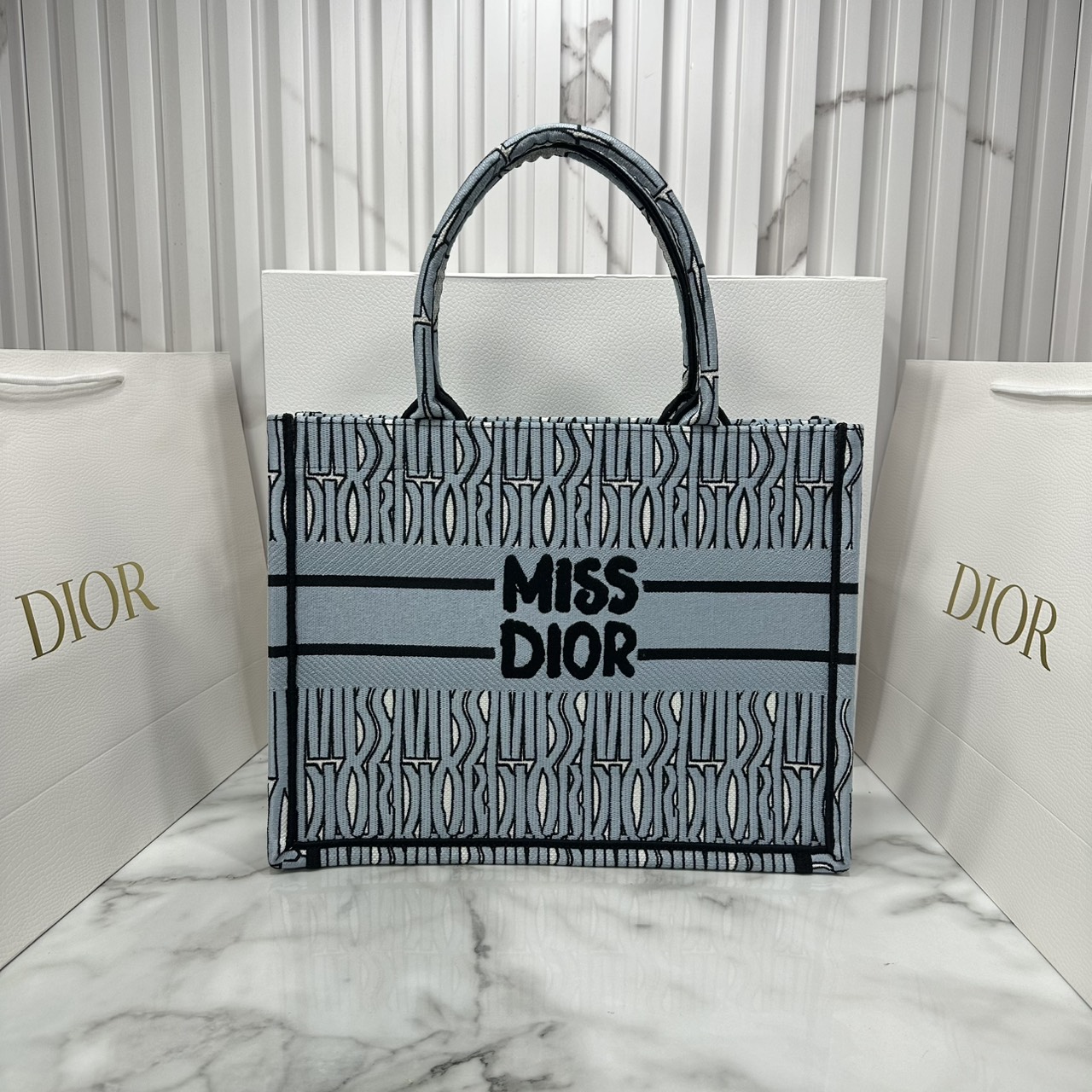 ORI หนังแท้ | Dior Miss Dior Allover Book Tote Handbag 14" กระเป๋าทรงโท้ทคอลใหม่ ดีไซน์ลวดลายกราฟฟิกสวยงามและหรูหราโดดเด่นไม่เหมือนใคร