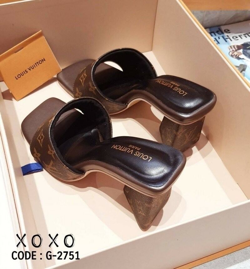 Louis Vuitton Thick Low Heel Shoes งานสวม LV สวย หรู ส้นสามเหลี่ยม เก๋ๆ สวมใส่ง่ายใช้งานไม่เมื่อย แมทส์ชุเง่าย น้ำหนักเบา