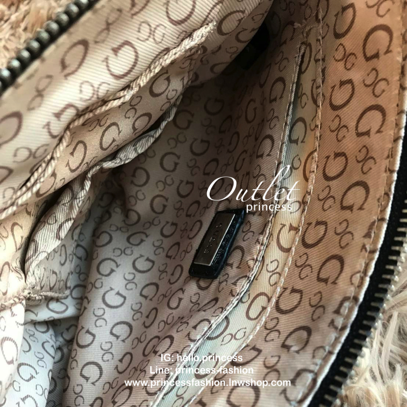 Guess Delgado Mini Crossbody Top Zip กระเป๋าสะพายจาก GUESS มาพร้อมกับดีไซน์เรียบหรู ดูสวยงาม ดูแลรักษาได้ง่าย เหมาะสำหรับเป็นเพื่อนคู่ใจทุกการเดินทาง วัสดุ Base G-shine Logo สายสะพายโซ่ต่อหนัง ความยาว 117 cm เปิดปิดด้วยซิปเดียว ใช้งานง่ายให้คุณสะพายได้อย่
