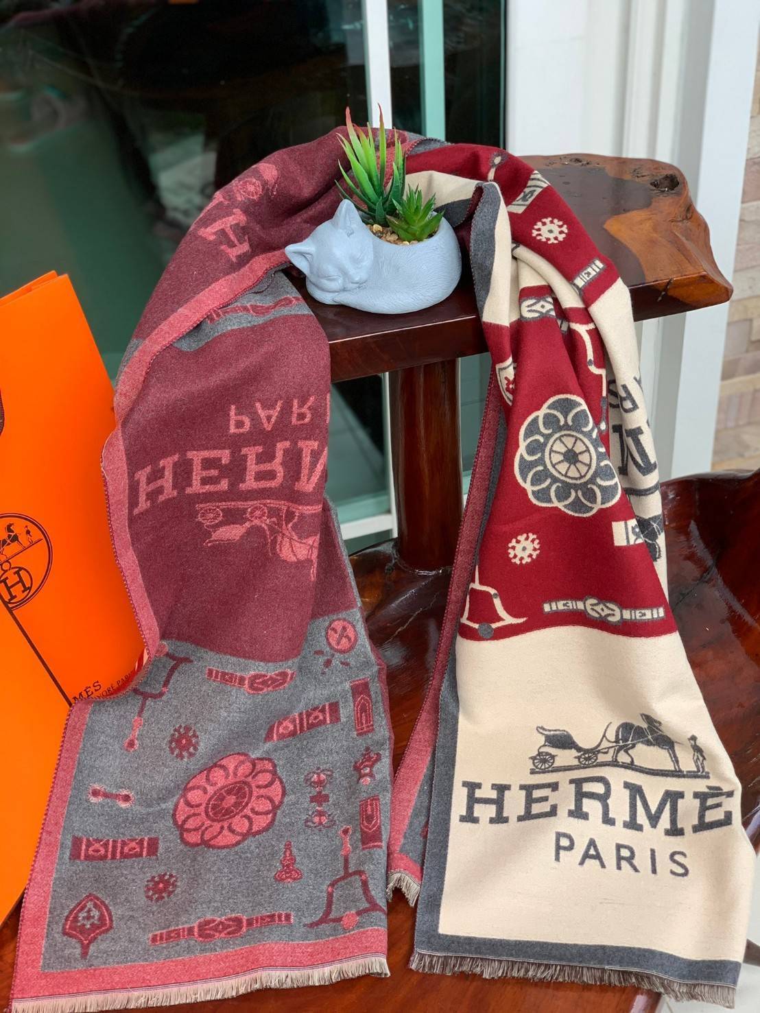 Hermes Paris Women’s Scarves Accessories Scarf ผ้าคลุมไหล่ผืนใหญ่ สวยหรูตาสแบบฉบับจากHermes ถักทอด้วยผ้าcashmere ผ้าเนื้อดี สัมผัสนุ่มมือ ทอลายในตัว สีสันและลายคมชัด ผืนใหญ่ ให้ความอบอุ่น มาเป็นเซ็ทของขวัญ เพื่อมอบเป็นของขวัญชิ้นดีแทนความรู้สึกดีๆให้กับที