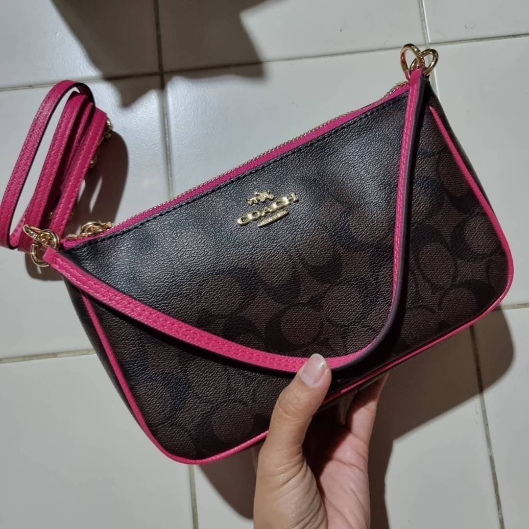 COACH 36674 TOP HANDLE POUCH IN SIGNATURE JACQUARD กระเป๋าทรงพอช ยอดฮิต ยกขึ้นแท่น ด้วยดีไซน์ที่ออกมาให้ใช้งานได้ง่าย ขนาดกำลังเหมาะ วัสดุหนังแคนวาสทนทาน ดีไปหมดขนาดนี้!! คุณลูกค้าถึงสั่งกันรัวๆจริงๆ ภายในโล่งกว้าง ใส่โทรศัพท์ได้ทุกรุ่น มาพร้อมสายคล้องแขน