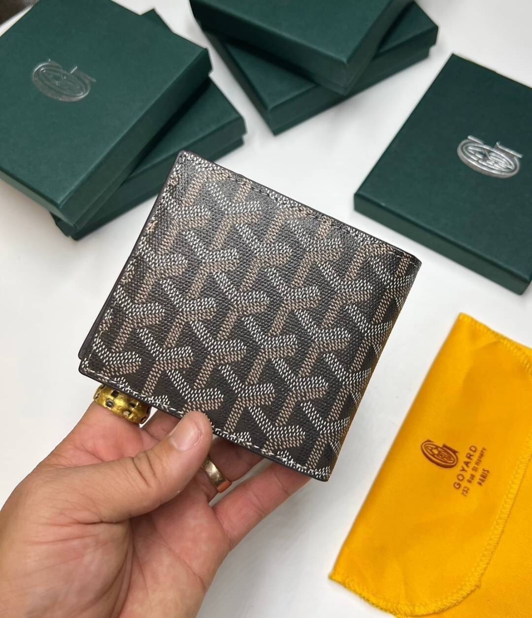 GOYARD WALLET / GOYARD Victoire Bifold Wallet พร้อมส่งที่ไทย เกรดเทพออริจินอล หนังเกรดดีสุด กระเป๋าสตางค์ผู้ชายใบสั้น พร้อมกล่องเขียวแบรนด์สวยหรู อีกรุ่นที่ยอดขายไม่เคยตก ภาพสินค้าถ่ายจากงานขายจริง ใช้งานต่างประเทศได้เลยค่ะ