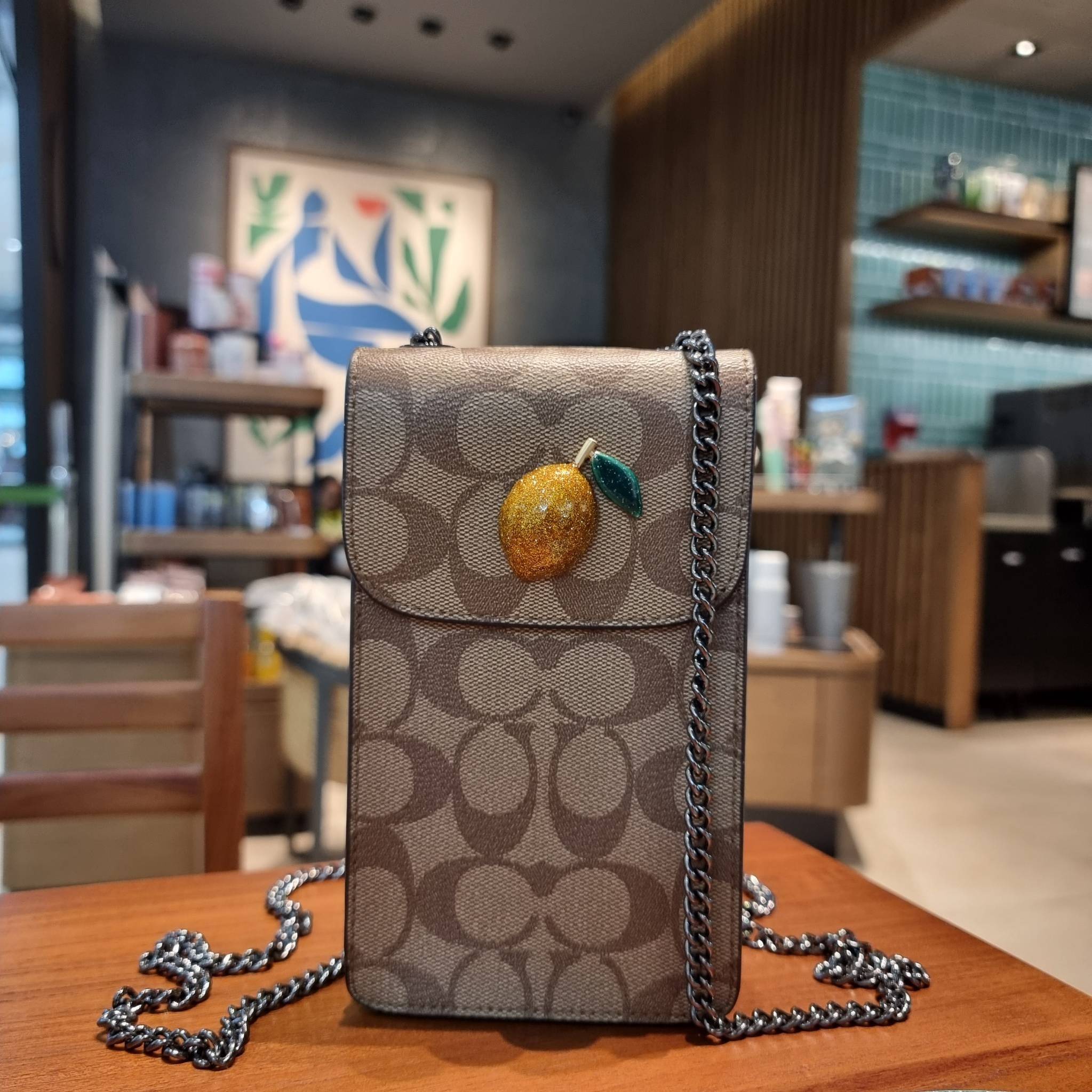 COACH F73486 NORTH/SOUTH PHONE CROSSBODY IN SIGNATURE CANVAS WITH FRUIT 🍒🍓🍋 แจกความสดใสกันอีกครั้ง!! กับกระเป๋าสะพายเอนกประสงค์ Case phone ใส่โทรศัพท์มือถือได้ทุกรุ่น ดีไซน์ลายผลไม้ฉ่ำๆ สวยมีเสน่ห์ 💖 วัสดุหนังแคนวาสคุณภาพ ฝ