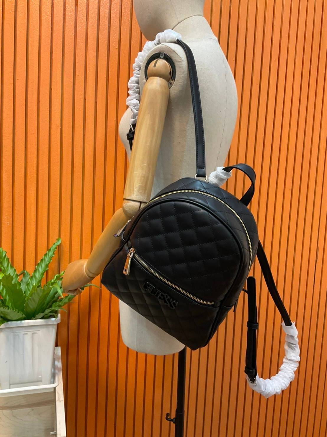 ของแท้ 100% GUESS ELLIANA BACKPACK BAG เป็นอีกรุ่นที่หายากค่ะ!! กระเป๋าสะพายหลัง