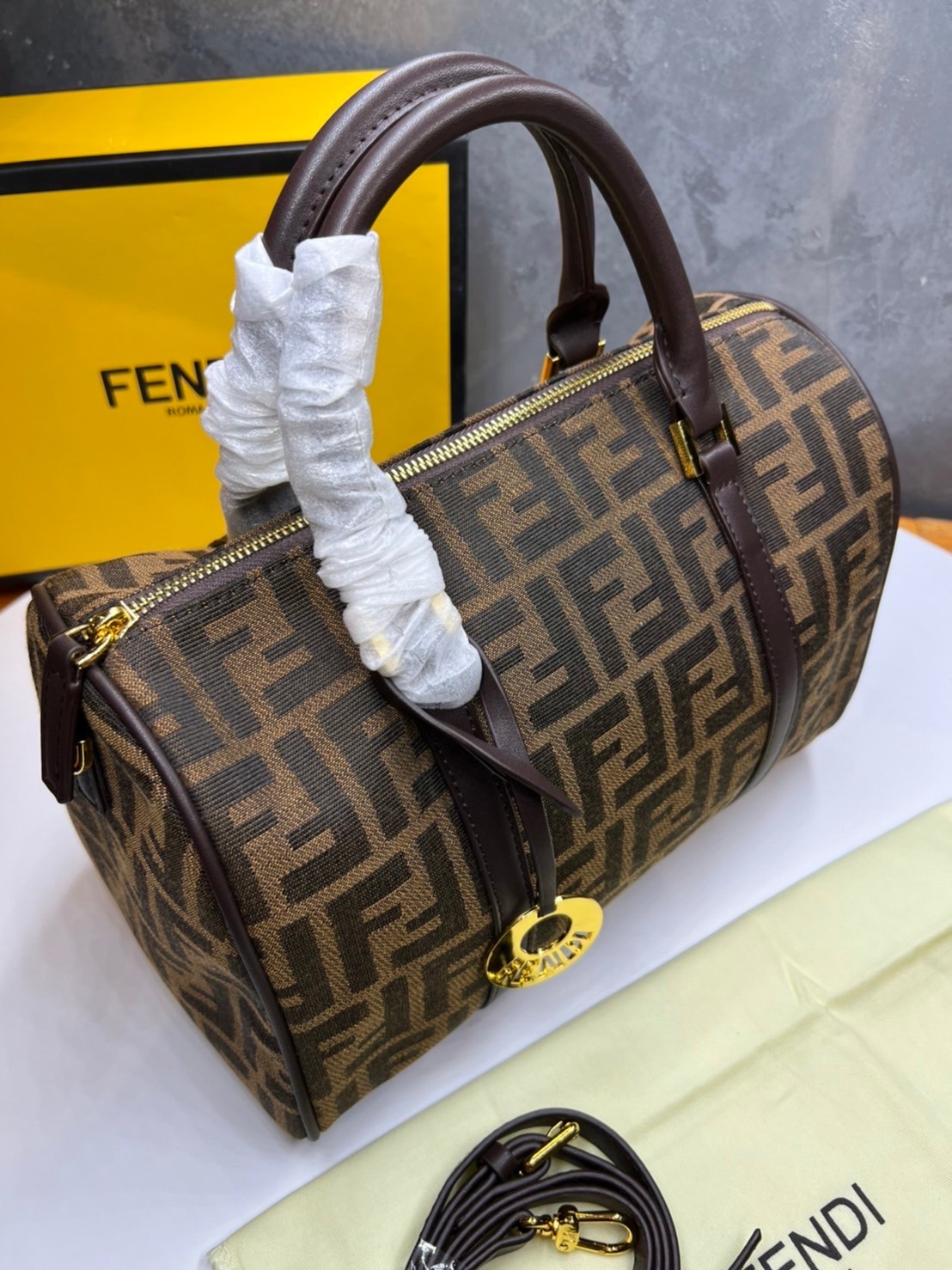 หนังแท้ Fendi Keepall 30 cm / Fendi Travel Bag / Fendi Boston Vintage Bag พร้อมส่งที่ไทย Tobacco Zucca Canvas and Gold hardware. กระเป๋าเดินทางใบใหญ่กำลังดี ภายในโล่งกว้าง จุของได้เยอะ พร้อมส่งที่ไทย ภาพสินค้าถ่ายจากงานขายจริง ใช้งานต่างประเทศได้
