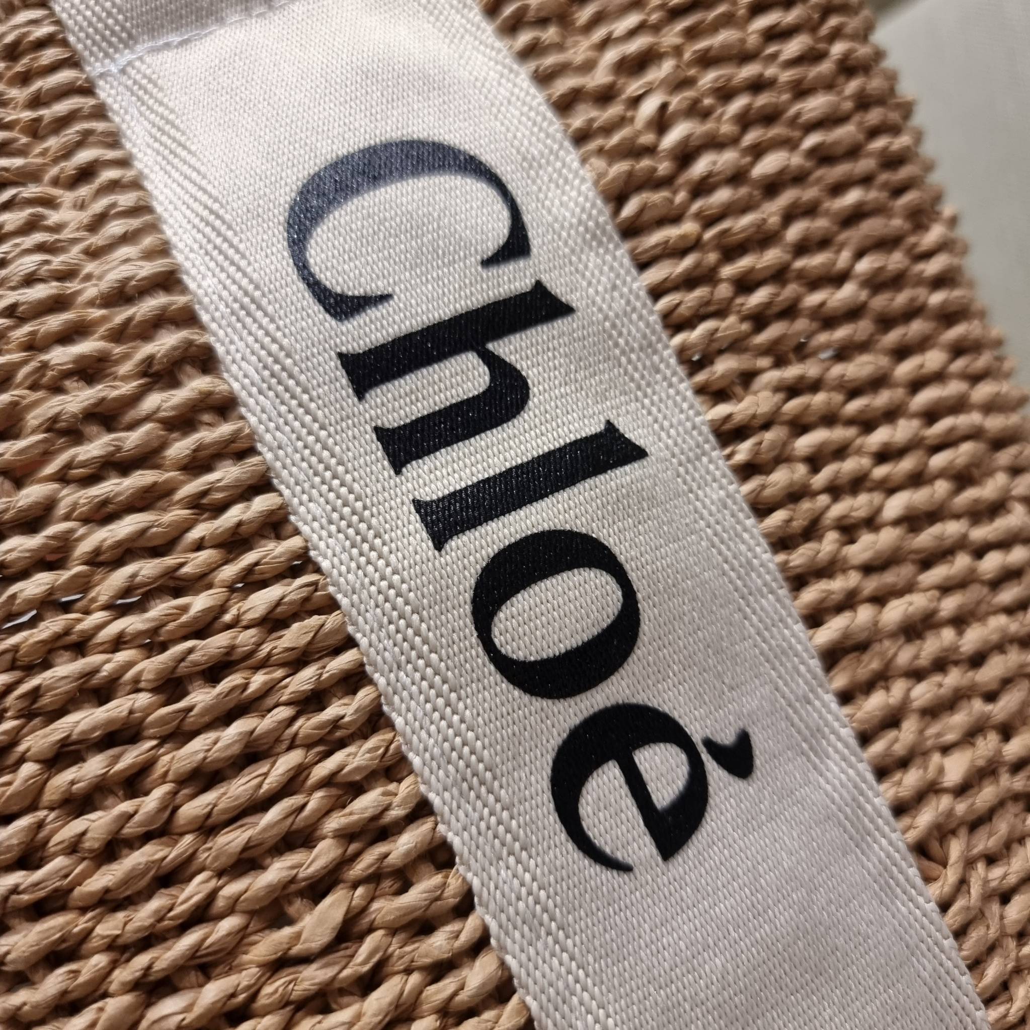 CHLOE LARGE WOODY BASKET กระเป๋าสะพายสานทรงตะกร้า ยอดฮิตติดลมของแบรนด์ ด้วยวัสดุสังเคราห์จากธรรมชาติ สานทอเต็มใบออกมาเป็นลวดลายสวยงาม ตัดด้วยริบบิ้นคาดโดดเด่น ภายในโล่งกว้างมาก จุของได้เต็มที่ เป็นดีไซน์ผู้ดีย้อนยุคที่ดูแพงจริงๆ ใบนี้สามารถสะพายไปเที่ยว ไ