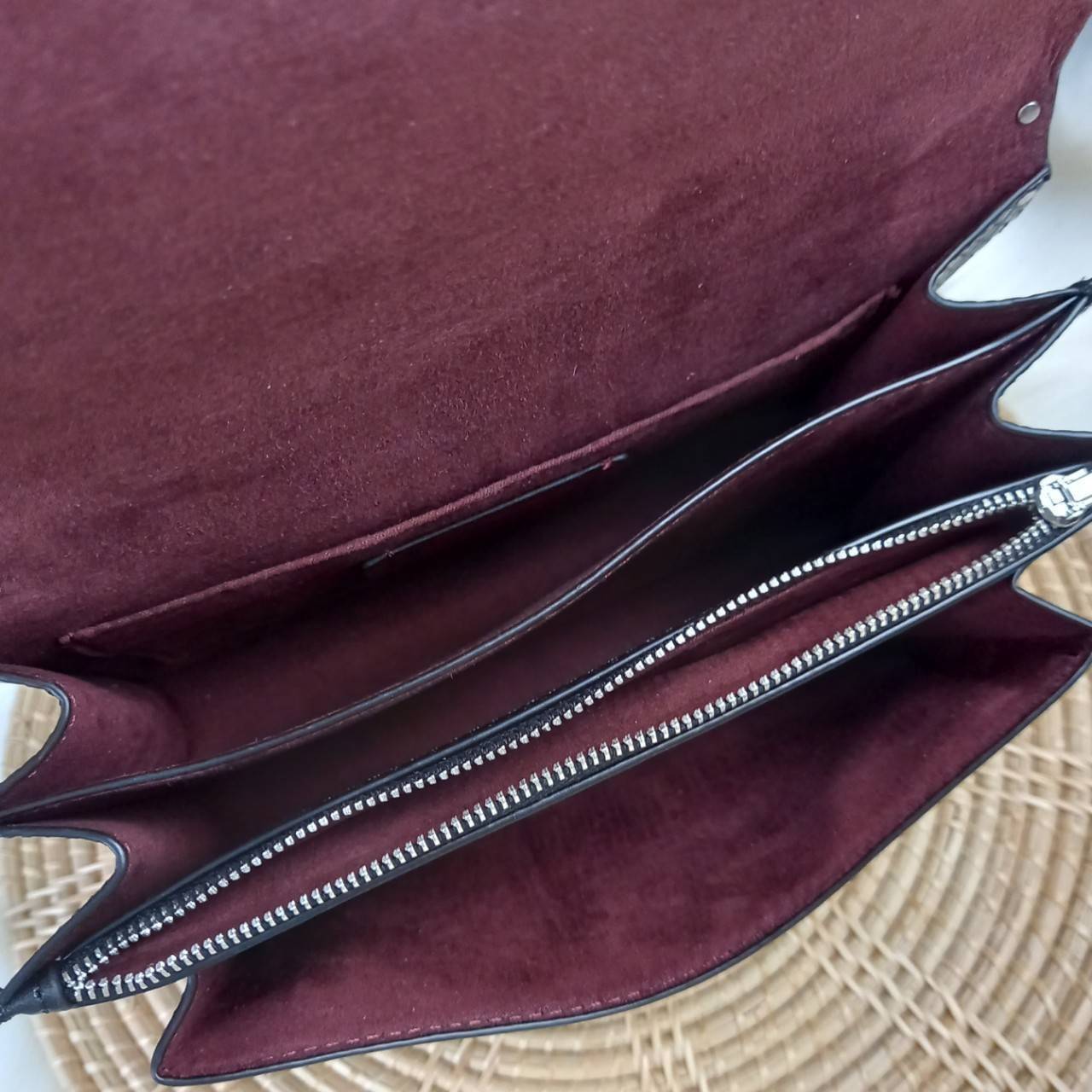 COACH KLARE CROSSBODY IN SIGNATURE CANVAS WITH RIVETS (90400) กระเป๋าถือ กระเป๋าสะพาย รูปทรงสวยงามสุดคลาสสิค แมทท์ง่ายเข้าได้กับทุกลุค แอบกระซิบดังๆนิดนึงว่า! ใบจริงสวยม๊ากก!!// วัสดุแคนวาส ผสมหนังแท้ อยู่ทรง รูปทรงสวยม๊ากก!// ด้านในแบ่งช่องให้ถึง 4 ช่อง 