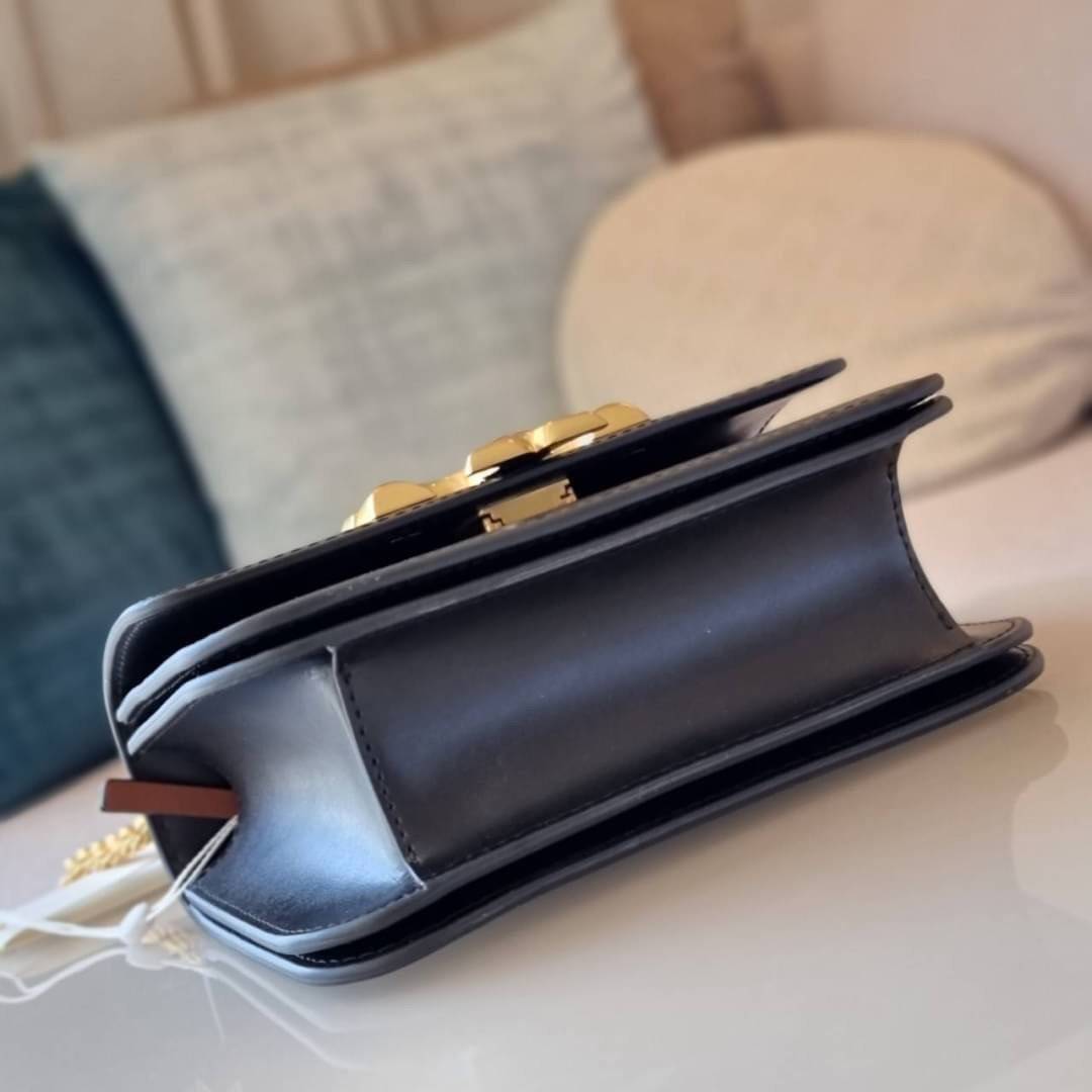 TORY BURCH ELEANOR SMALL CONVERTIBLE SHOULDER BAG ฮอตไอเท็ม รุ่นนี้ขายดีขายหมด สวยหรู คุณหนู ผู้ดี!! หายากมากแล้วน้า กระเป๋าสะพายข้าง ดีไซน์อยู่ทรง ขนาดกำลังสะดวกใช้สำหรับสาว วัสดุหนังแท้เต็มใบ สีทูโทน เปิด-ปิดด้วยแถบแม่เหล็ก ภายในแบ่งสัดส่วนได้เป็นอย่างด