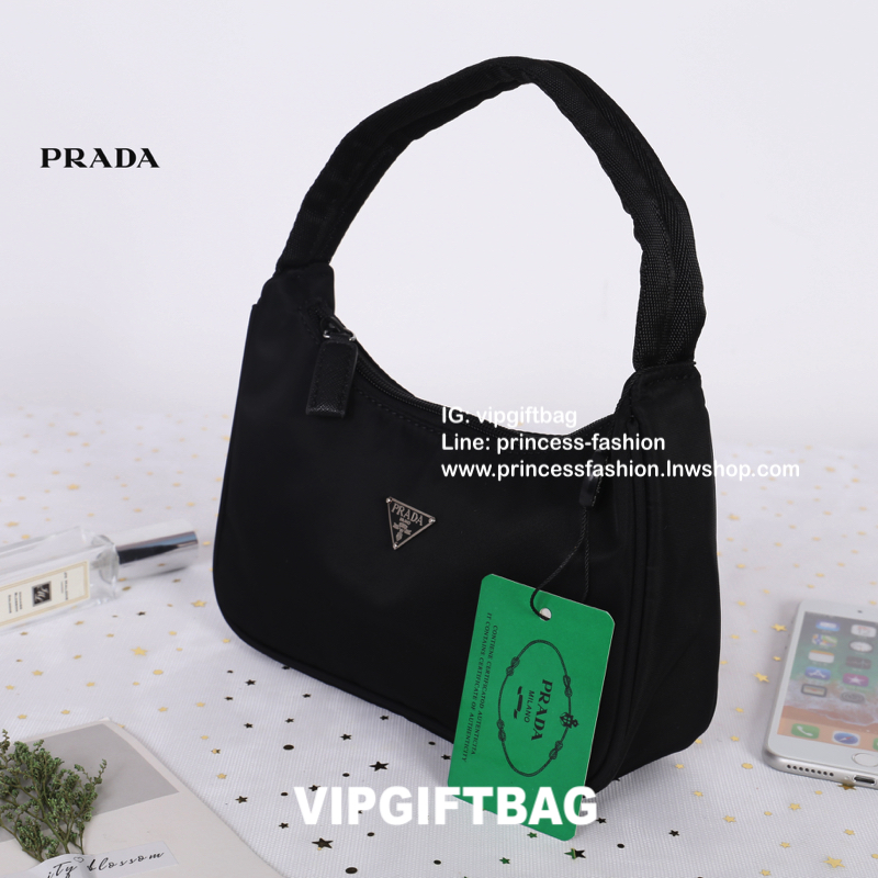 Prada nylon mini shoulder bag สินค้า Premium gift จากเค้าเตอร์แบรนด์ต่างประเทศ แท้ 💯 กระเป๋าถือหรือสะพายไหล่ size mini กำลังน่ารัก วัสดุทำจากผ้า nylon คุณภาพดีตามแบบฉบับแบรนด์เลยค่ะ อะไหลเงิน น้ำหนักเบา เปิดปิดด้วยซิป ใส่กระเป๋าสตางค์ใบสั้น,มือถือ