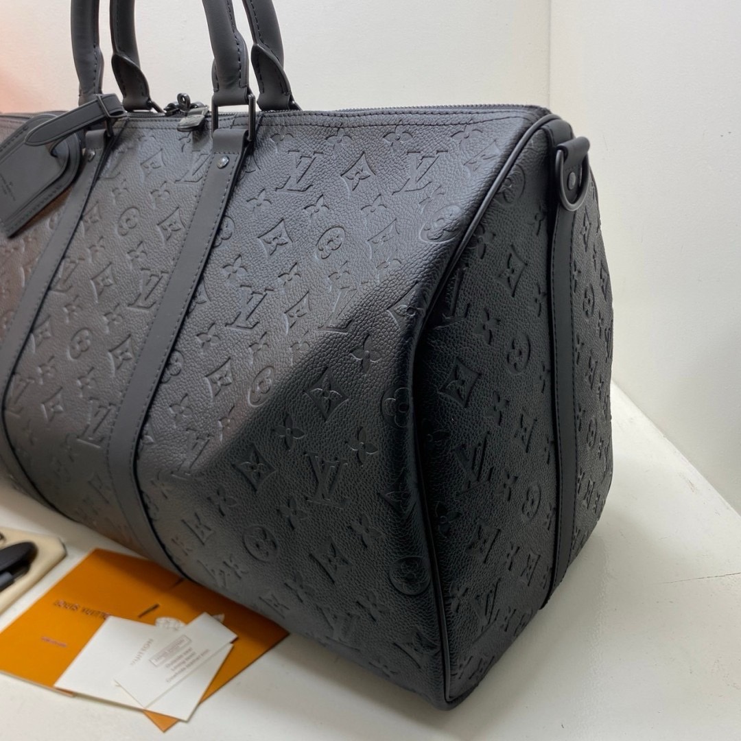 สลับแท้ LV Keepall Bandoulière 50 Bag กระเป๋าเดินทางหนังแท้ Monogram Shadow ปั้มลายนูน หรูหราและเทห์อย่างลงตัว เป็นรุ่นที่ขายดีตลอดกาล
