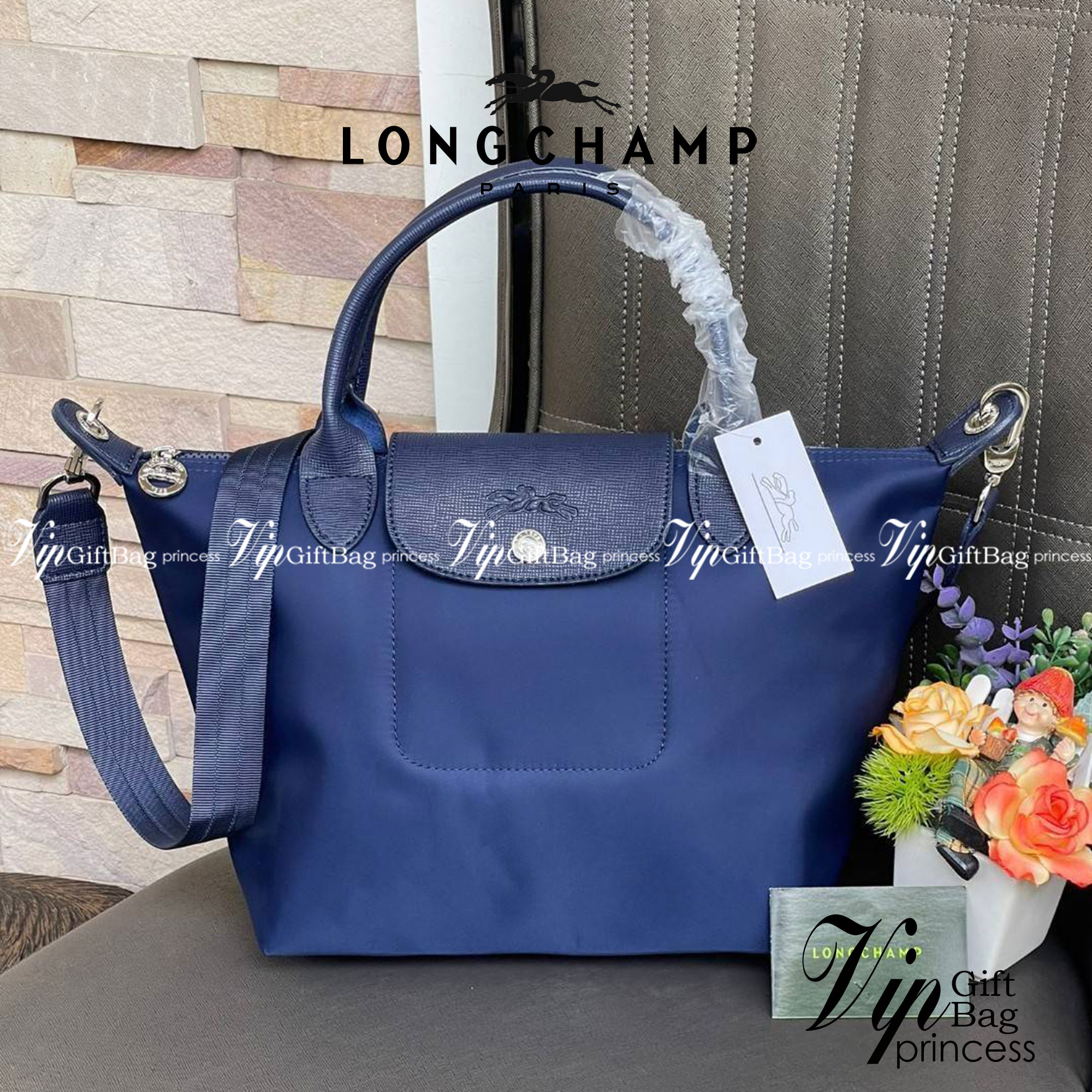 Longchamp Le Pliage Neo Size S มาพบกับกระเป๋ารุ่นยอดนิยม ที่สาวๆ ต้องมีไว้เก็บไว้สักใบ กระเป๋าโท้ทใบนี้ มาพร้อมกับสีที่มีสไตล์เรียบง่าย มีสายสะพายยาวช่วยให้คุณสามารถสะพายไหล่ได้อย่างสบาย ในขณะที่ที่ปิดแบบซิปช่วยให้คุณมั่นใจได้ว่าของด้านในมีความปลอดภัย Le 