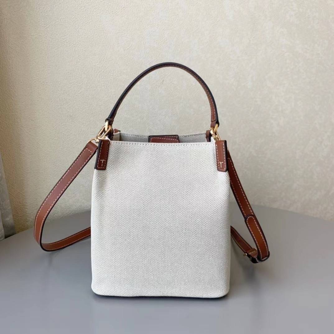 Tory Burch Blake Canvas Bucket Bag รุ่นใหม่ล่าสุด สวยไฉไลฝุดๆ แบบสวยคลาสสิค กระเป๋าทรงถัง วัสดุ Canvas สายหนังแท้ อะไหล่ทอง เปิด-ปิด ด้วยกระดุมแม่เหล็ก ด้านในโล่งมีช่องเล็กใส่โทรศัพท์ได้ น้ำหนักเบา สายสะพายถอดสายได้ crossbody ได้ ปรับระดับได้