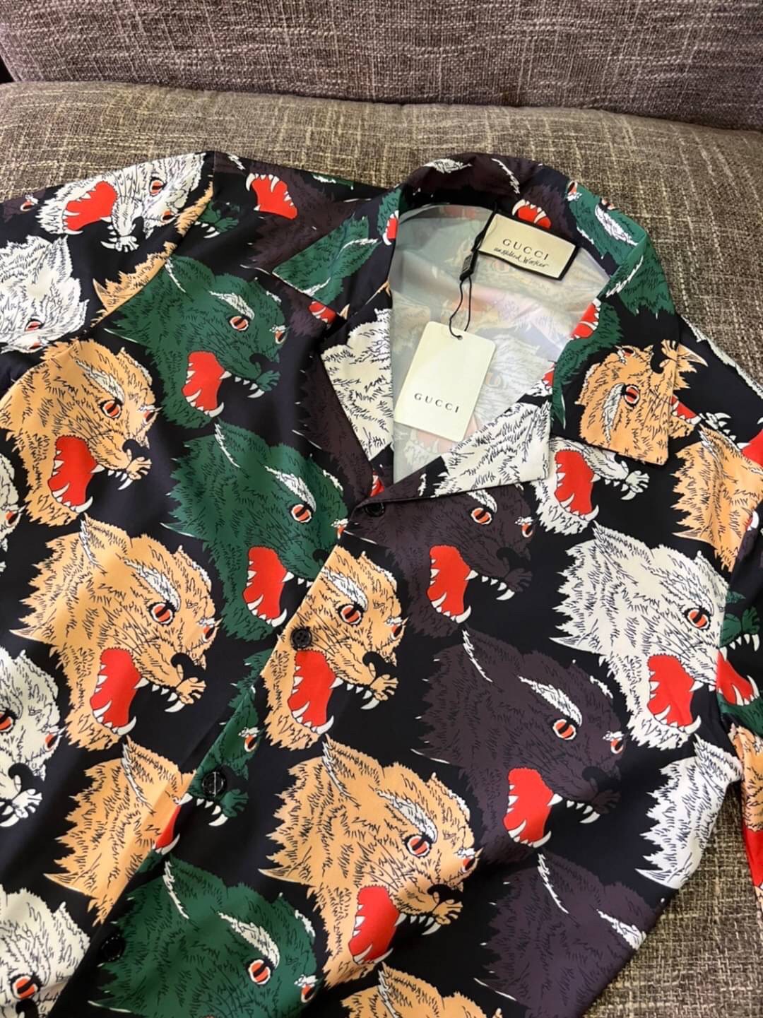 Gucci Panther Face Bowling Shirt in Green / Gucci Men's Shirts / Gucci Shirt งานเกรดออริจินอล พิมพ์ลายคมชัด มีป้ายแท็กที่คอเสื้อทุกตัว พร้อมส่งที่ไทย ภาพสินค้าถ่ายจากงานขายจริง ใช้งานต่างประเทศได้