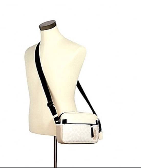 COACH EDGE CROSSBODY IN SIGNATURE CANVAS กระเป๋าสะพายครอสบอดี้ร์ วัสดุหนังแท้ หนังนิ่มอย่างดีค่ะ ด้านหน้ามีช่องซิปซ่อนให้หนึ่งช่อง เปิดปิดช่องหลักแบบซิปคู่ภายในกว้าง ใส่ของได้จุเลยนะคะ มีช่องซิปและช่องเล็กให้อีก2ช่อง;ด้านหลังกระเป๋าเป็นช่องโล่งใส่ของอีกช่