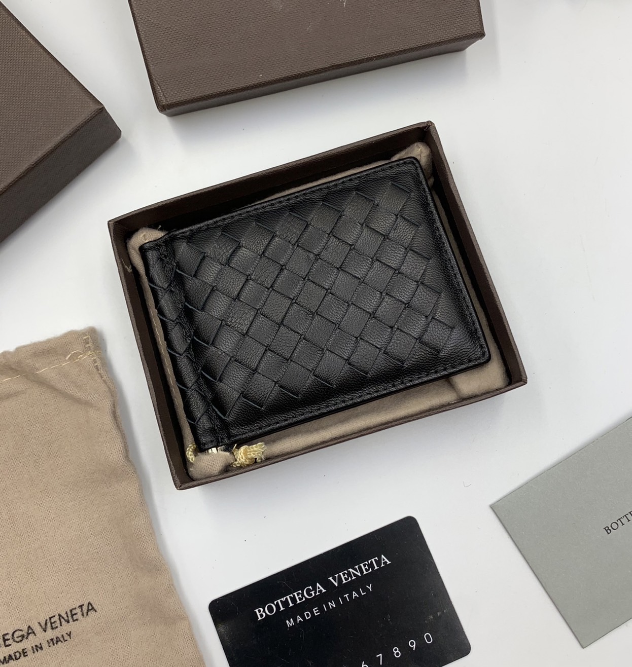 หนังแท้ BOTTEGA VENETA MONEY CLIP WALLET / BV Wallet / BV Men's Wallet พร้อมส่งที่ไทย กระเป๋าสตางค์ใบสั้น รุ่นคลาสสิกพร้อมคลิบโลหะ ที่หยิบมาใช้งานได้บ่อยที่สุด งานหนังลูกวัวแท้ทั้งใบ ใช้ทนทานได้นาน ใช้ทนทา