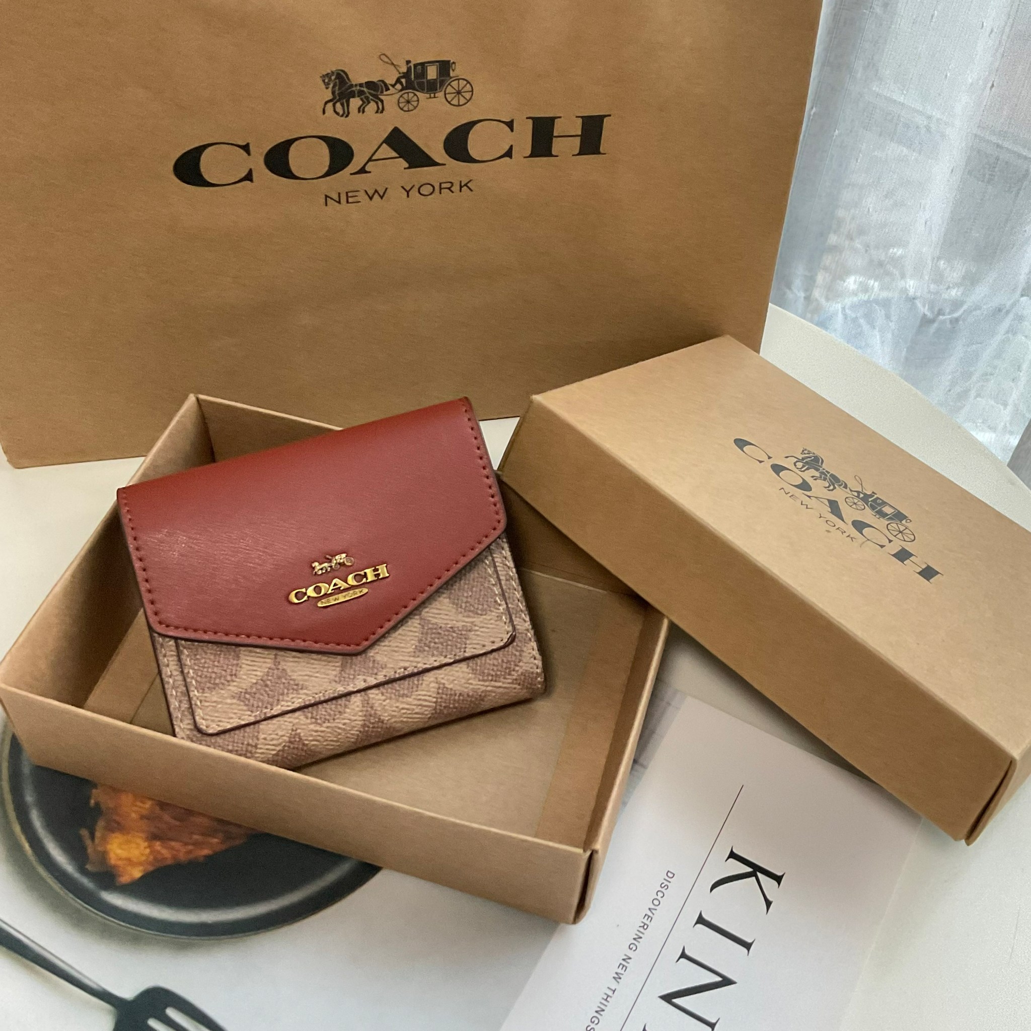 COACH SMALL WALLET IN SIGNATURE CANVAS กระเป๋าสตางค์ใบสั้น แบบพับสองตอน หน้าจดหมาย เปิดปิดด้วยกระดุมปั้มแบรนด์ ด้านในมีช่องใส่บัตรหลายช่อง และช่องใส่ธนบัตร ด้านหลังมีช่องซิปเหรียญอีกหนึ่งช่อง น้ำหนักเบา พกพาสะดวก มีให้เลือกหลายสี ห้ามพลาดค่ะ!