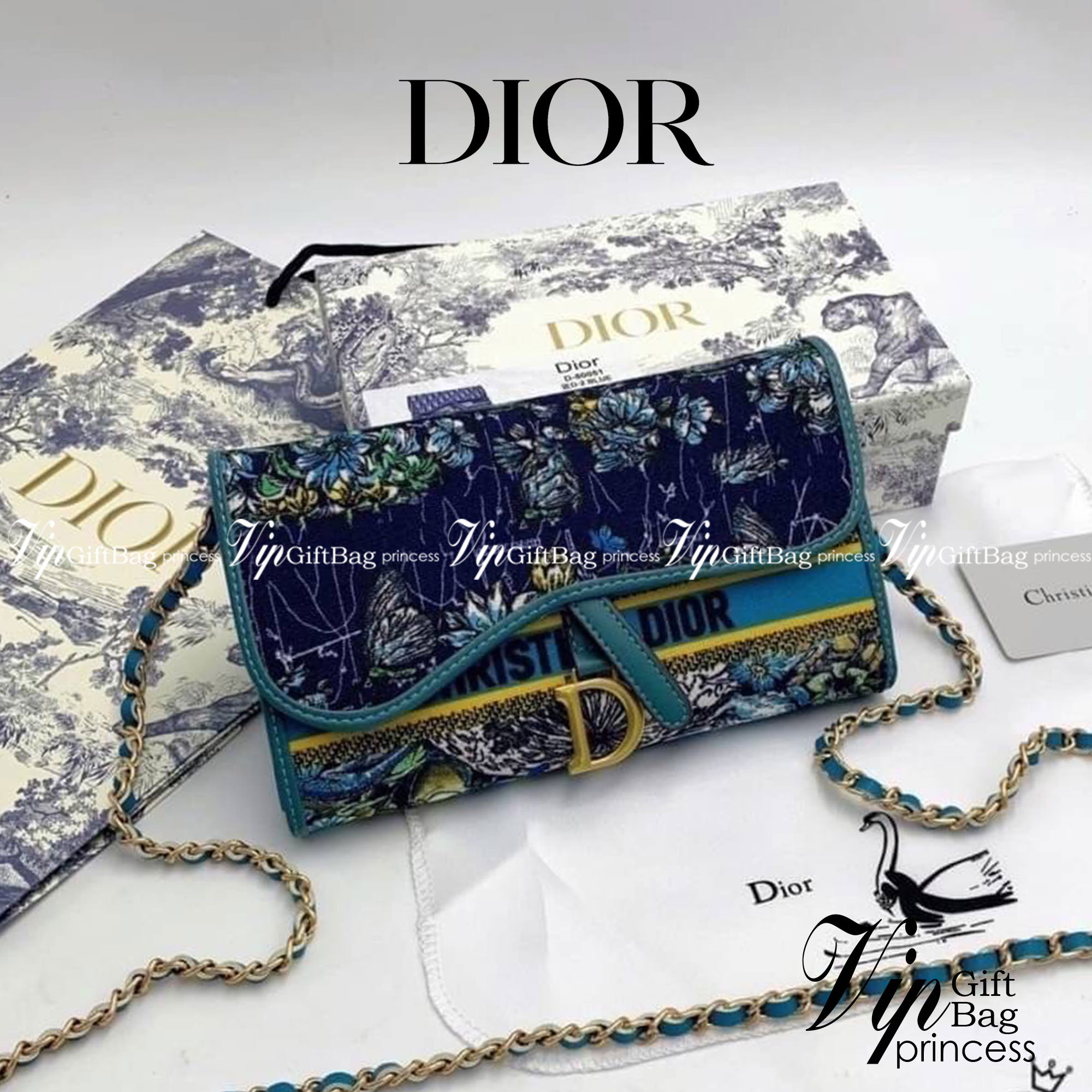 DIOR LONG WALLET WITH CHAIN MONOGRAM / DIOR WALLET กระเป๋าสตางค์ใบยาวพร้อมสายสะพายโซ่อะไหล่ทองสลับหนัง ขนาดกำลังน่ารัก เป็นเอกลักษณ์ของความหรู วัสดุแคนวาสแท้และผ้า Jacquard อย่างดี ผสมผสานความสง่างามและคลาสสิกที่เข้ากับยุคสมัย ด้านหน้าโดดเด่นด้วยซิกเนเจอร