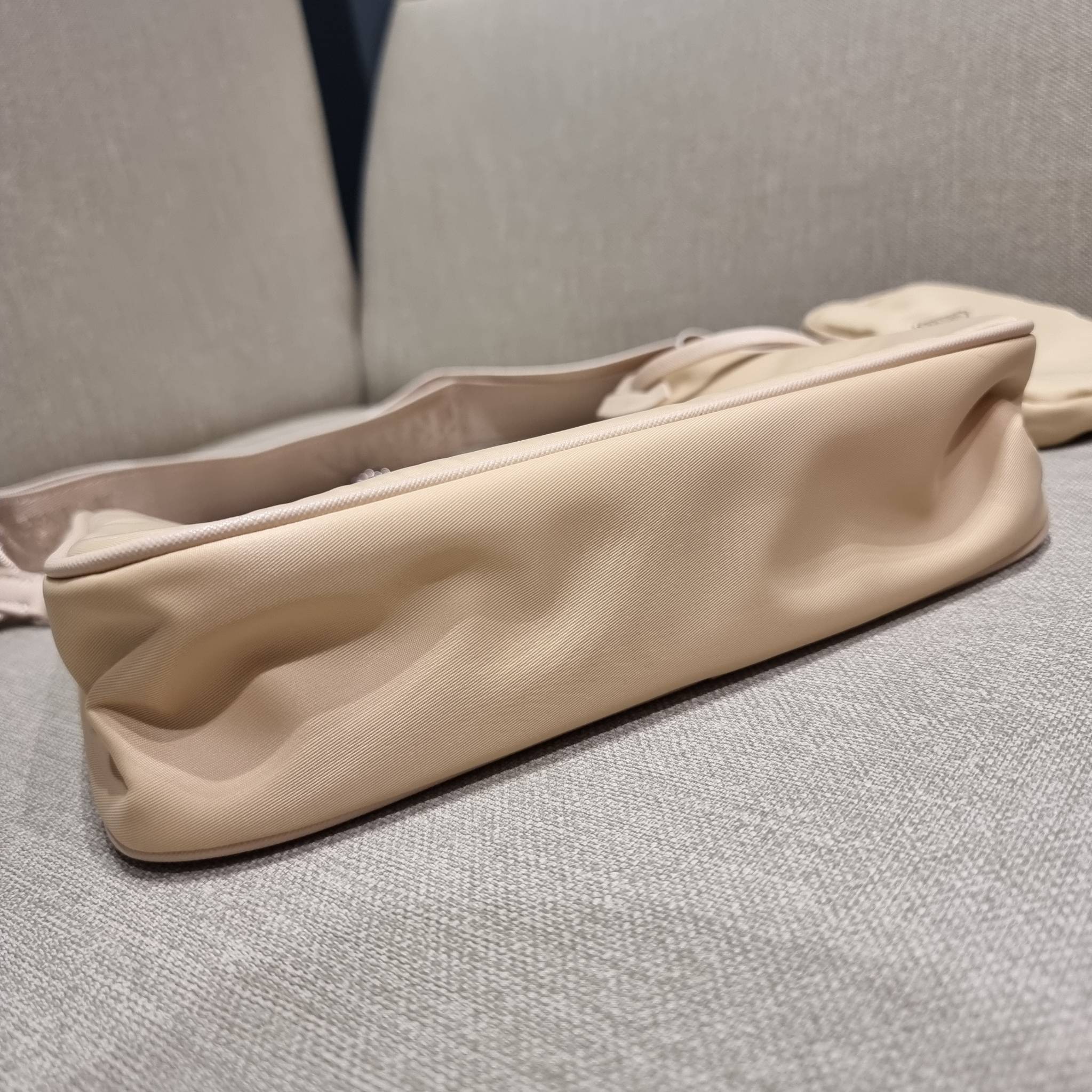 VIP 🥂 PRADA RE-EDITION 2005 RE-NYLON SHOULDER BAG ไอเท็มสุดปัง ที่ฮิตตลอดกาลไม่ว่าจะปีไหนๆ จัดให้ครบทั้งสีขายดีและสีใหม่ล่าสุด ที่สายคุณหนูห้ามพลาด!! กับกระเป๋าสะพายทรงคลาสสิค เหมาะเป็น everyday bag มากๆ วัสดุผ้าไนล่อนคุณภาพ พร้อมใบลูก ไว้ใส่เหรีย