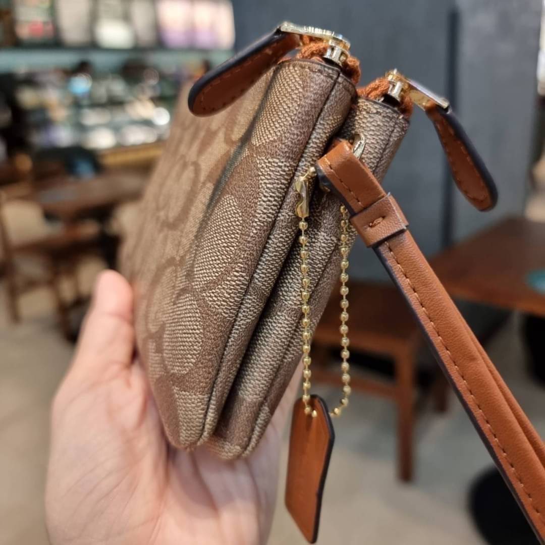 COACH F87591 DOUBLE CORNER ZIP WALLET IN SIGNATURE COATED CANVAS คล้องมือรุ่น 2 ซิป!! มาแล้วจ้า 🌟🤗 ไซส์นี้คือเหมาะมือจริงๆ พกง่ายเช่นเคย ไม่ต้องกังวลว่าจะเกะกะหรือกินพื้นที่กระเป๋าหลัก วัสดุหนังแคนวาสเคลือบลาย มีช่องหลักแยก 2 ช่อง ภายในบุผ