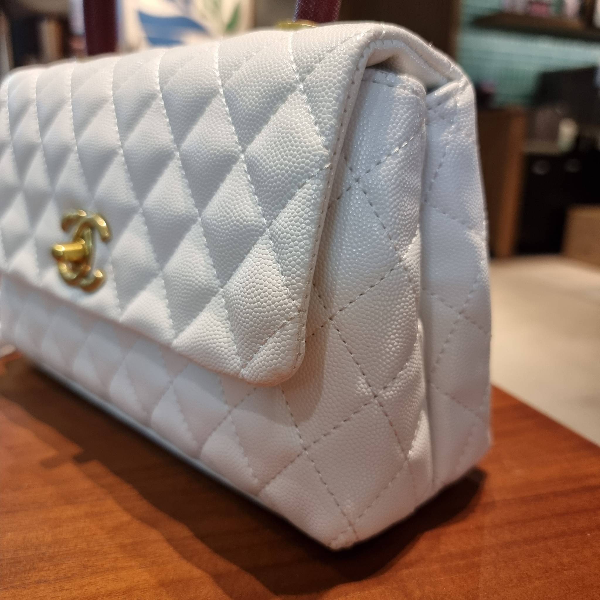 VIP 】รุ่นยอดฮิตตลอดกาล ไซส์กำลังสวย!! จากแบรนด์ Chanel กระเป๋าถือ/สะพาย หนังลายคาเวียร์ โลโก้เด่นชัด เปิด-ปิดกระเป๋าด้วยตัวบิดล็อค อะไหล่สีทองหรู ทรงสวยผู้ดี ภายในกระเป๋ามีช่องโล่งกว้างจุของได้พอสมควร มีช่องซิปแบ่งสัดส่วน ด้านหลังมีช่องเก็บของจุกจิกอีก 1 