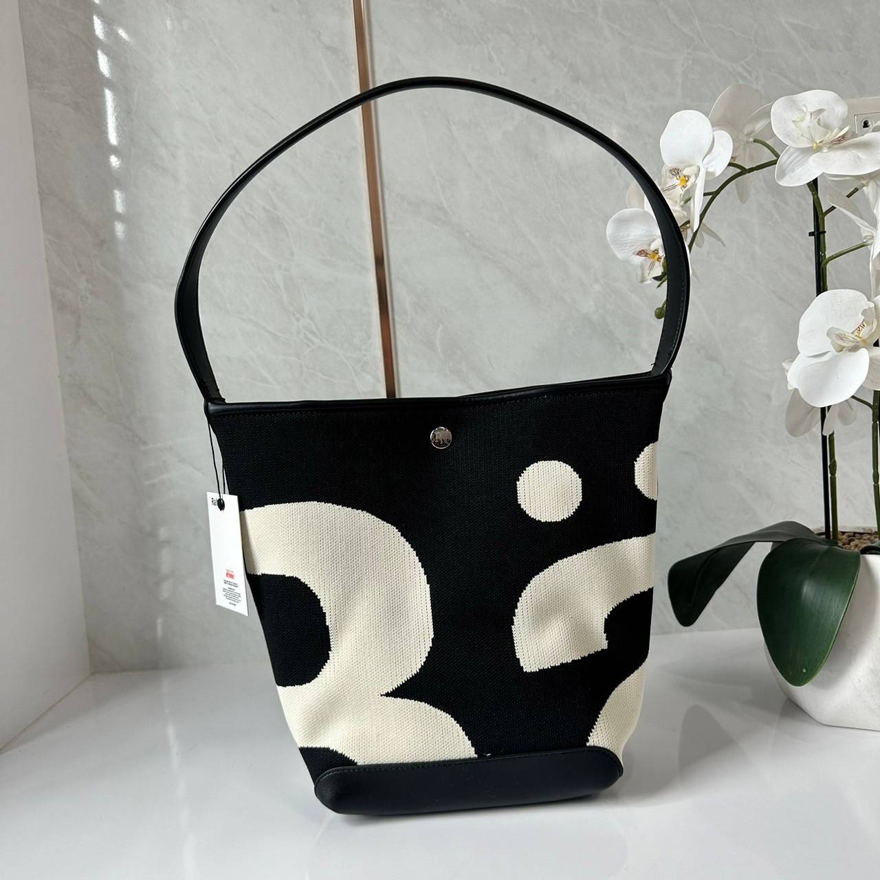 Rally movement the bag Knit Black เป็นไอเท็มที่ฮอตสุดๆแห่งปีจริงๆ กับกระเป๋าทรงบัคเก็ต น้ำหนักเบาๆ ฮอทติดลมบน จุของได้แบบหนำใจ ทอลายโลโก้ด้วยเทคนิค Sturdy Stretch Knit