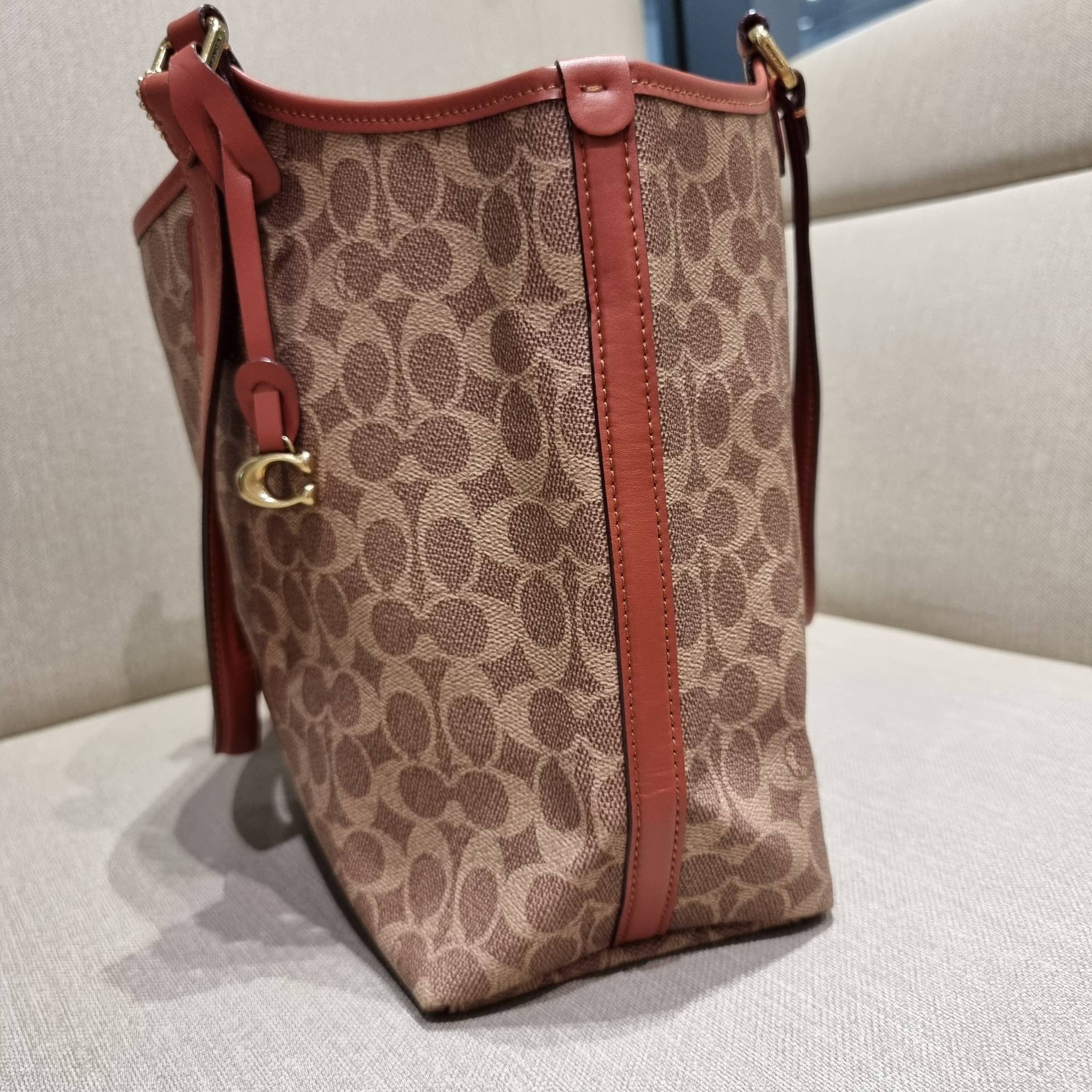 COACH C6336 DAY TOTE IN SIGNATURE CANVAS ใหม่ล่าสุด กับกระเป๋าทรงโท้ทใบใหญ่ สวยสะกดสายตา ด้วยดีไซน์ที่ดูเรียบง่าย แต่แฝงไปด้วยดีเทลเล็กๆ ที่เสริมให้ไอเท็มนี้ดูแพง พิเศษ กระเป๋าลูกใบเล็กอีกหนึ่งใบ พกติดกับกระเป๋า หรือจะเอาไปแยกใช้ก็ได้ วัสดุหนังแคนวาส สลับ