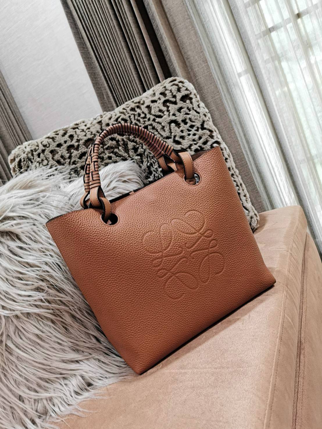 พร้อมส่งความสวย! Super Rare! ห้ามพลาด!✴️ LOEWE HANDLE & SHOULDER BAG VIP GIFT WITH PURCHASE (GWP) กระเป๋าหนังแท้พรีเมี่ยมกิ๊ฟ Limited จาก LOEWE PERFUME DUTYFREE รุ่น Rare items สุดๆวัสดุหนังแท้ Lambskin แบบนิ่มเทคเจอร์สวยดีไซน์สุดหรูคงเอกลักษณ์แบรน